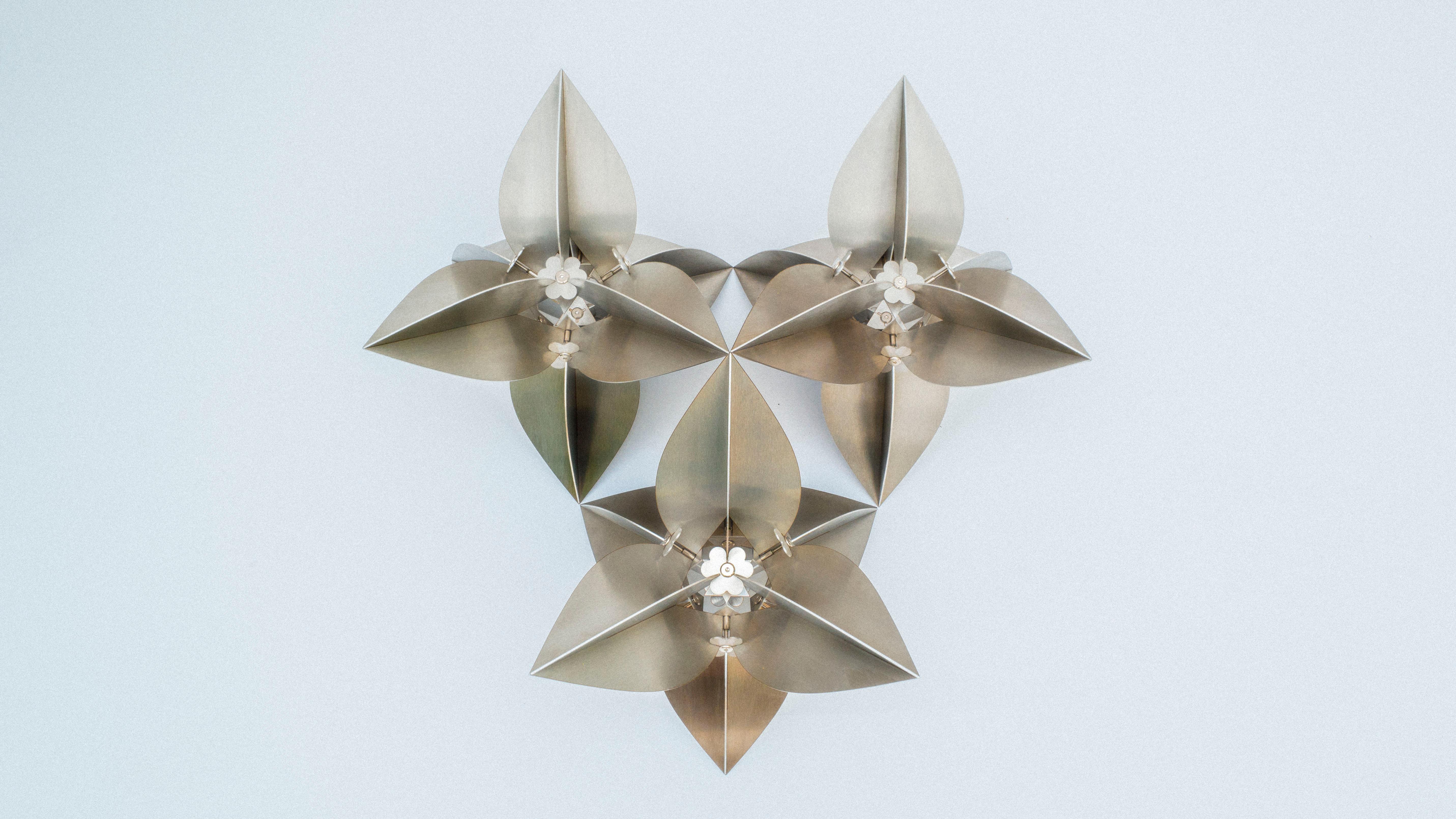 Presented at Zona Maco 2019, this stainless steel piece forms an apparent fragile yet robust flower shape that reminds us of the bougainvillea, a typical three-petal Mexican flower used in Prehispanic medicine.

Bugambilia modules can be used