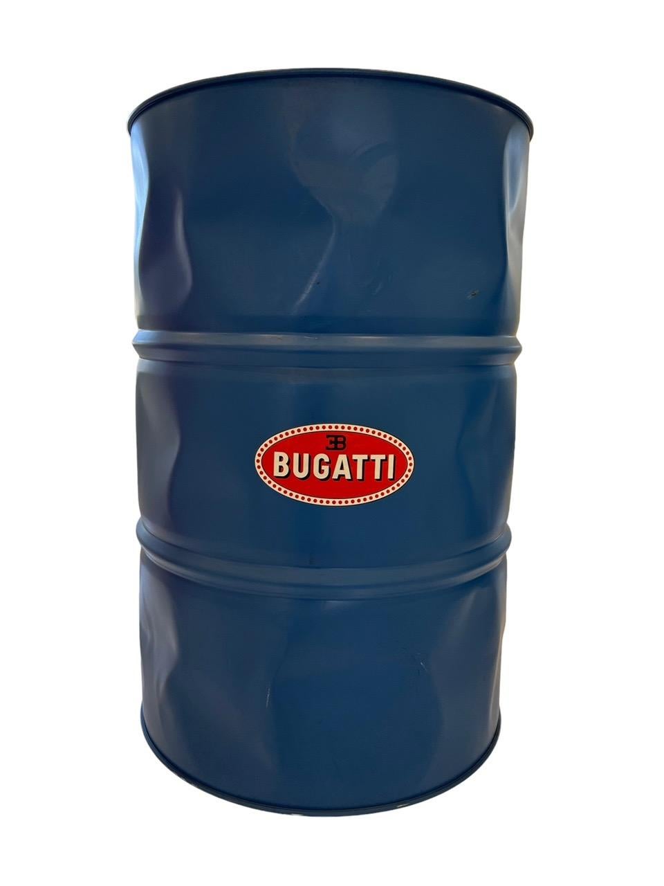 Bugatti Barrel (2019) Di Marc Boffin (33 di 100). Mostra il logo di Bugatti, tutto dipinto di blu. 

Nato il 17 ottobre 1987, Marc Boffin è sempre stato appassionato di disegno. All'età di 7 anni seguiva già dei corsi serali al Musée des