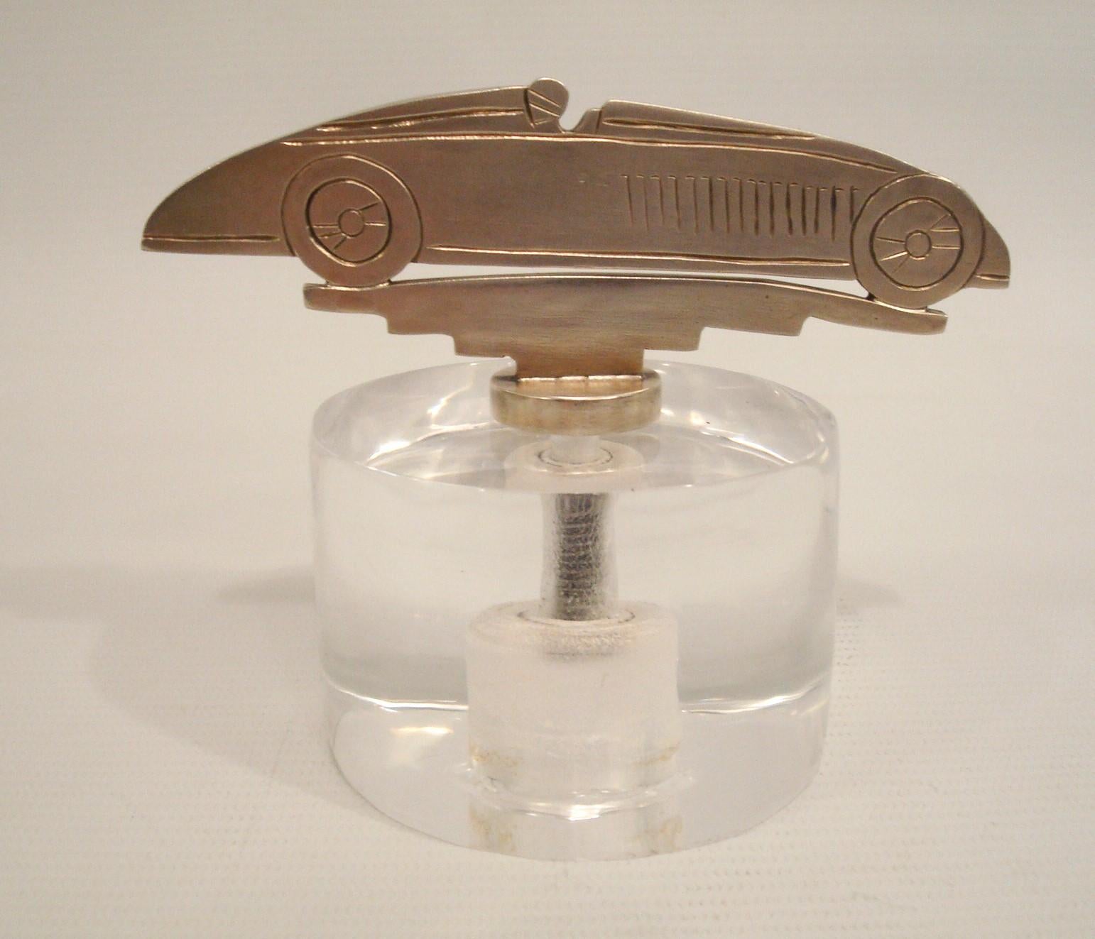 20ième siècle Bugatti Tank Car Mascotte / Ornement de capot / Presse-papiers. France 1930 en vente