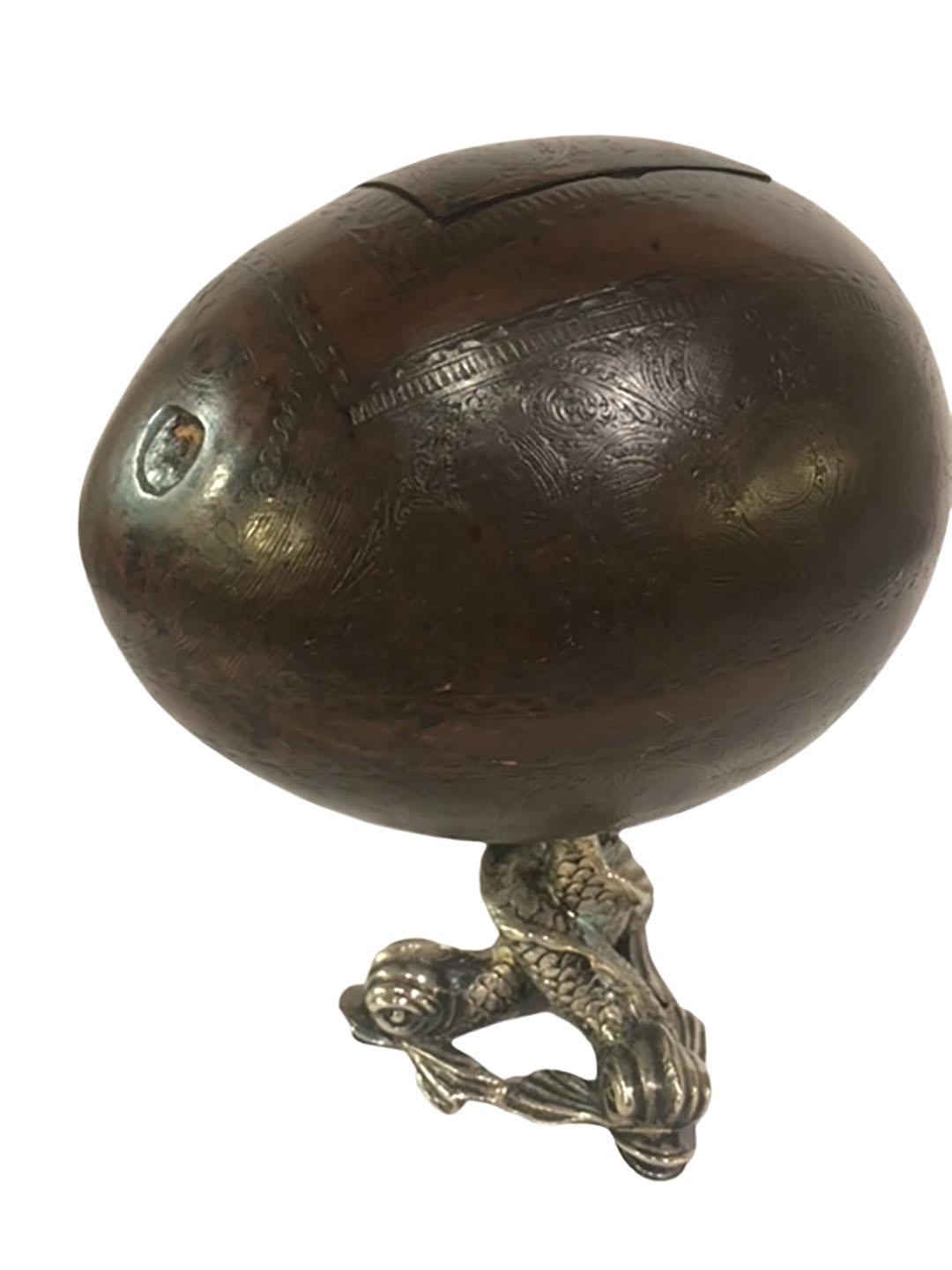 Intagliato a mano Porta tè in cocco Bugbear con base a forma di delfino d'argento in vendita