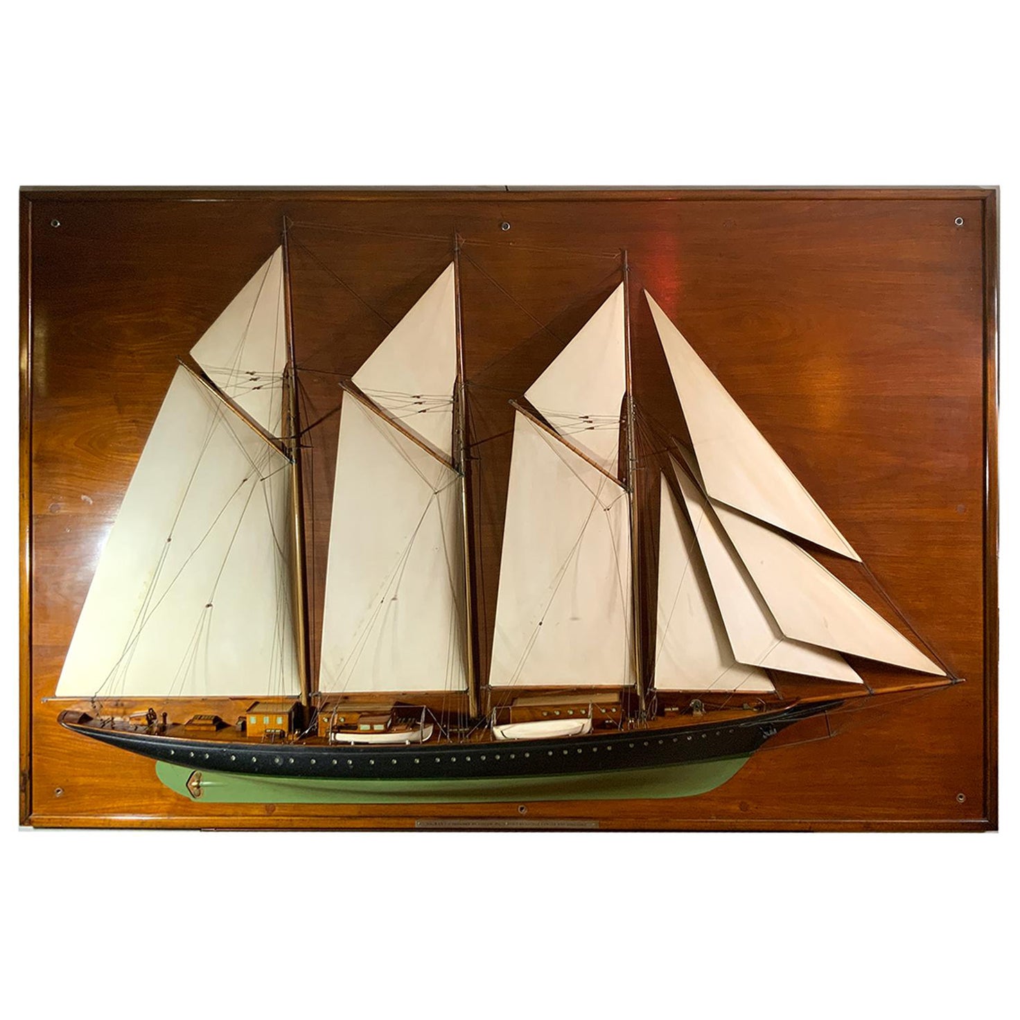 Media maqueta del constructor del yate goleta Migrant