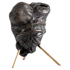 Building a safe space, sculpture contemporaine en bronze coulé