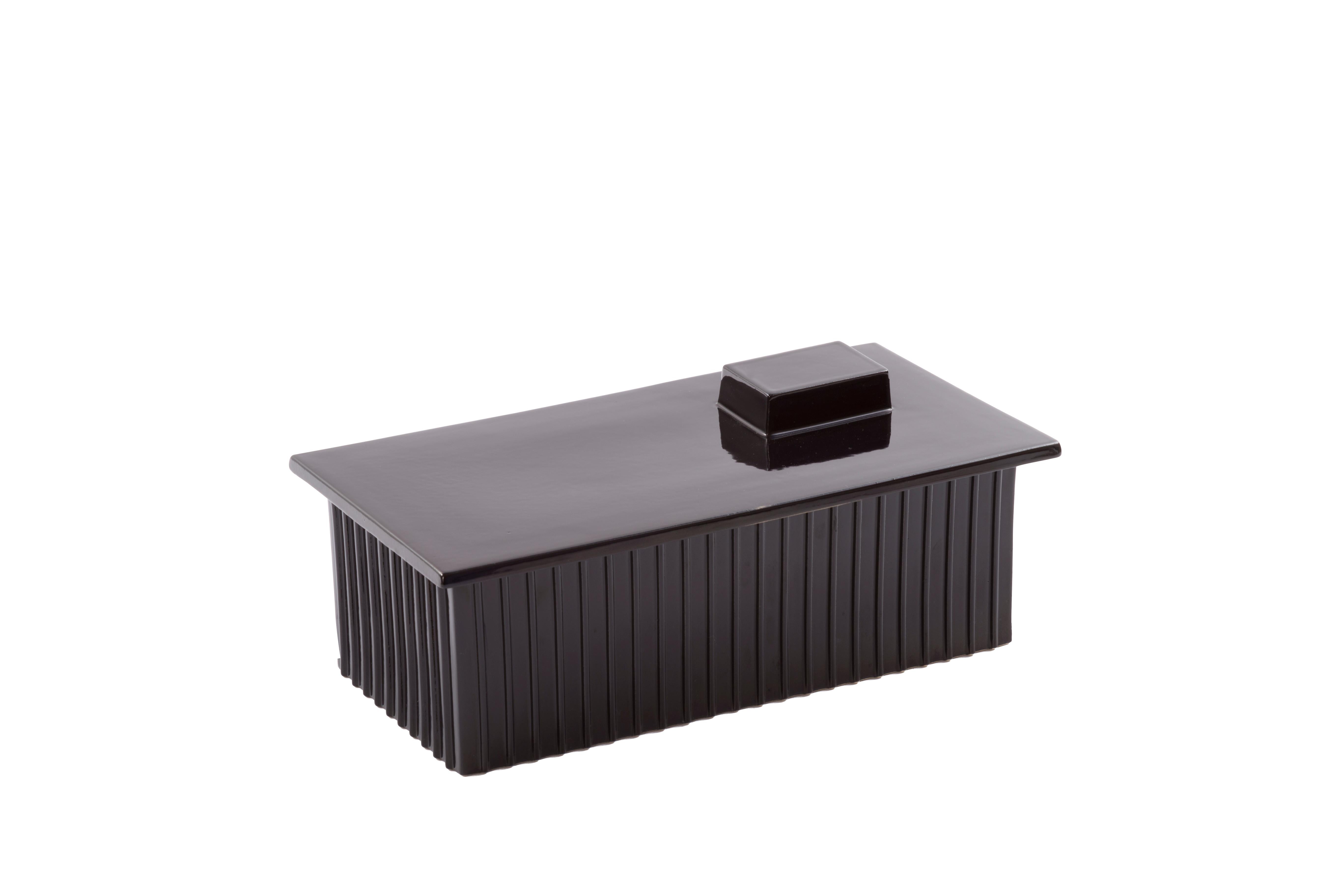 Bau einer großen schwarzen Box von Pulpo
Abmessungen: T32,5 x B17 x H13 cm
MATERIALIEN: Keramik

Auch in verschiedenen Farben erhältlich.

Diese Baukästen erinnern an die in unseren Stadtlandschaften so bekannten Industriegebiete. Eine industrielle