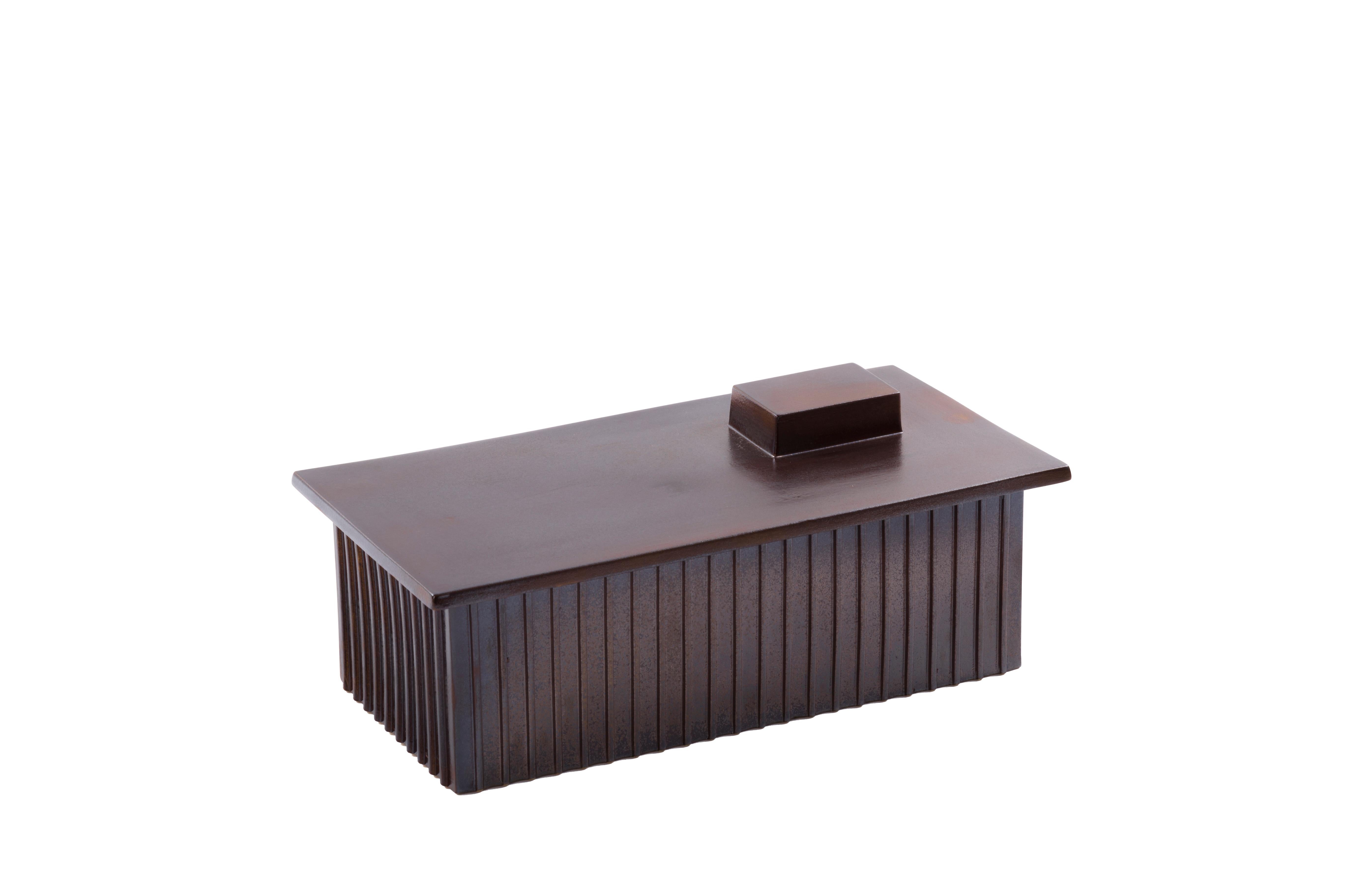 Bigli Boîte brune en métal par Pulpo
Dimensions : D32,5 x L17 x H13 cm
Matériaux : céramique

Disponible également en différentes couleurs. Veuillez nous contacter.

Les boîtes de ce bâtiment rappellent les zones industrielles si familières dans nos