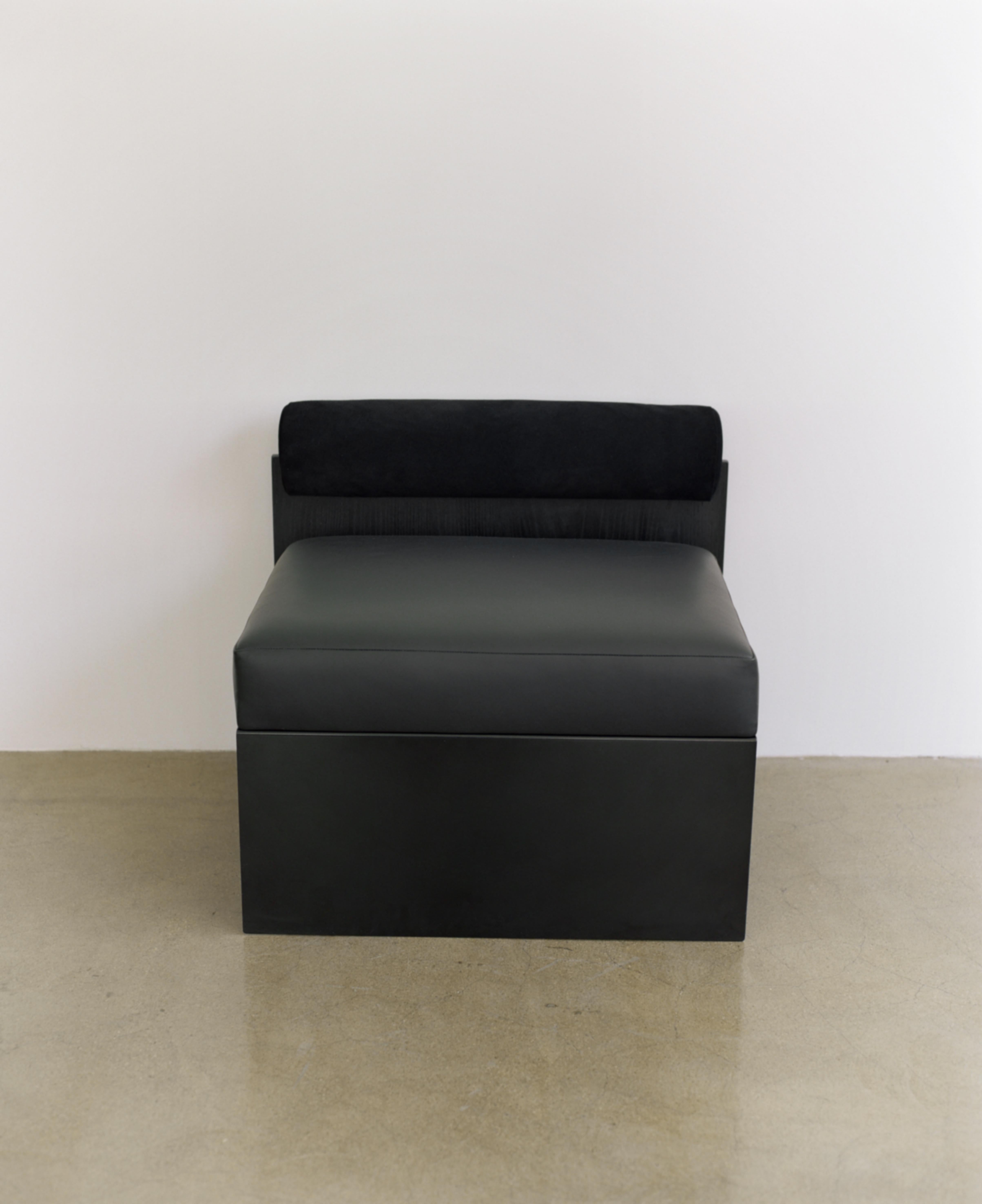 Side Lounge Chair Building Blocks: Eine Illusion, die durch ihr Design mit positiven und negativen Formen spielt. Die weiße Version ist aus Leder und einem Metallsockel gefertigt.
  
Kollektion „Baubaublocks“
Ein Satz monochromer Sitzgruppe, die