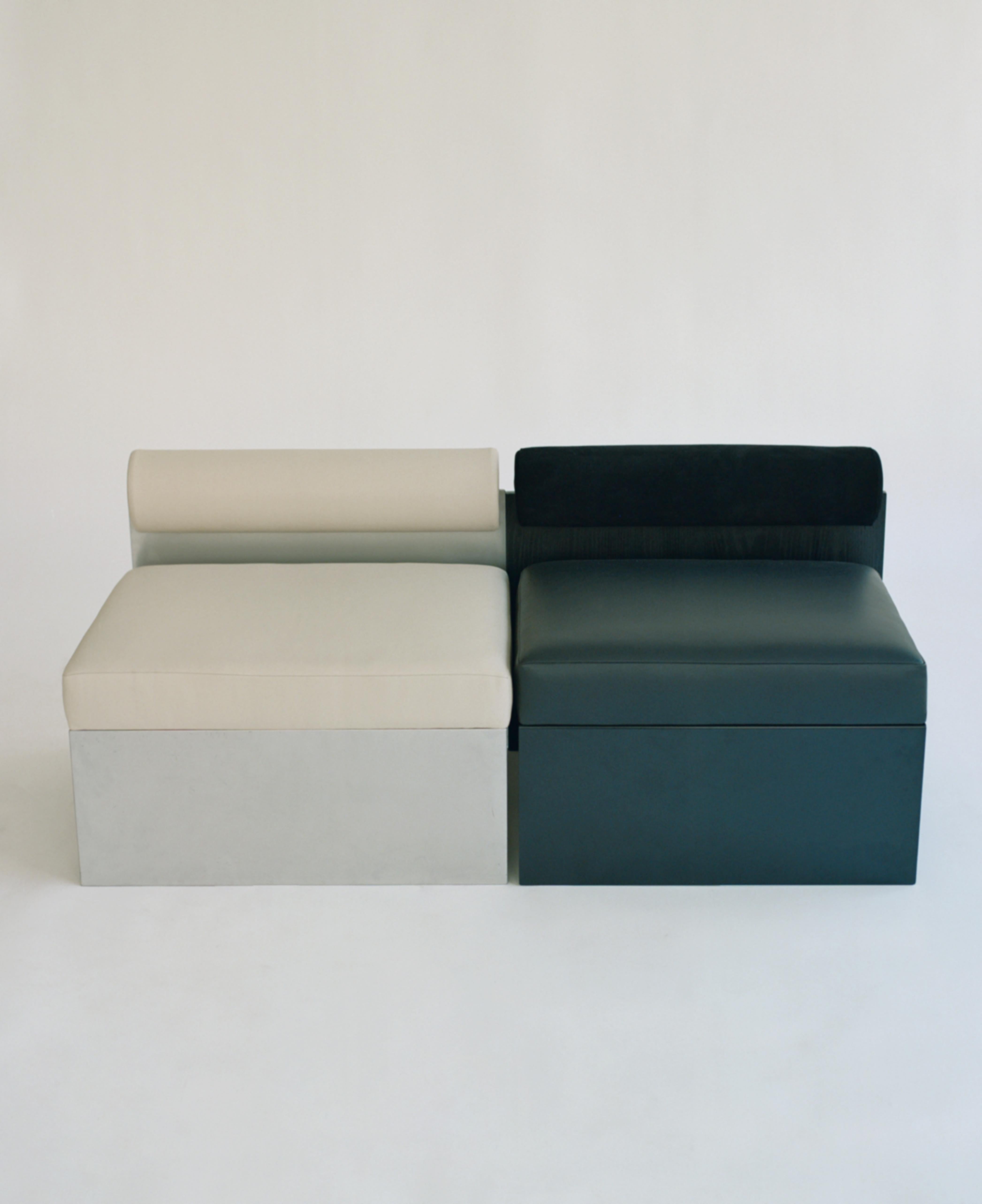 Métal Building Blocks, chaise d'appoint géométrique moderne avec dossier en cuir noir et bois en vente