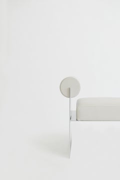Moderner geometrischer Beistellstuhl mit Baublöcken, weißem Leder und Metallgestell