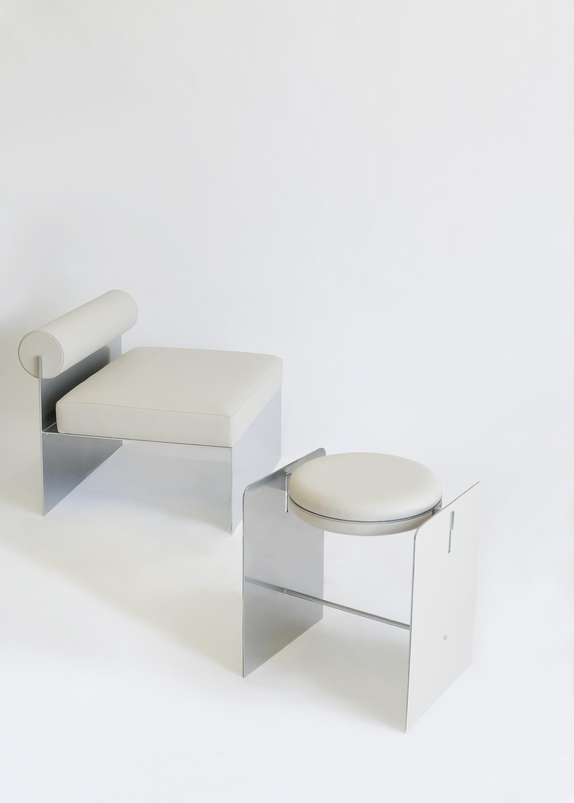 Moderne Building Blocks, chaise d'appoint géométrique moderne en cuir blanc et base en métal en vente