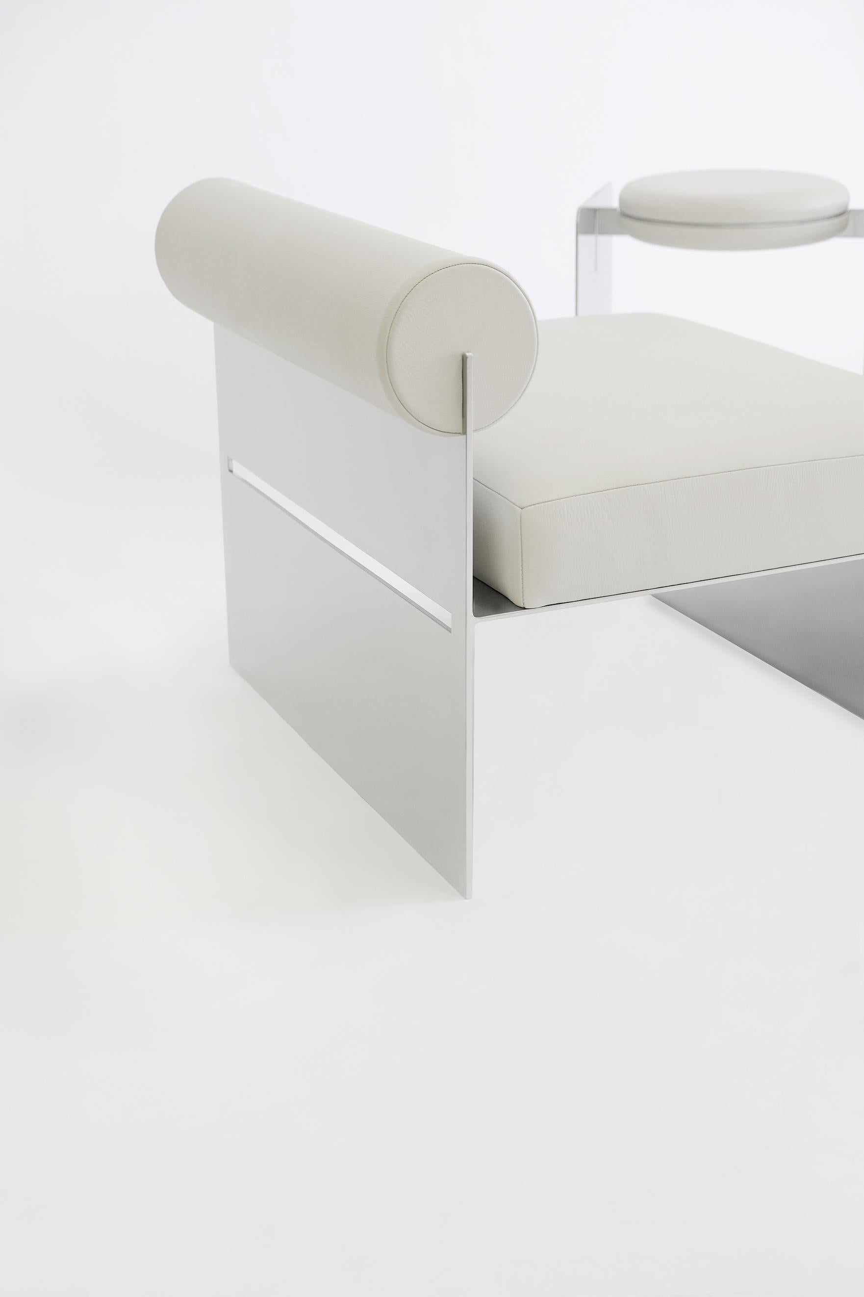 Moderner geometrischer Beistellstuhl mit Baublöcken, weißem Leder und Metallgestell im Zustand „Neu“ im Angebot in Los Angeles, CA