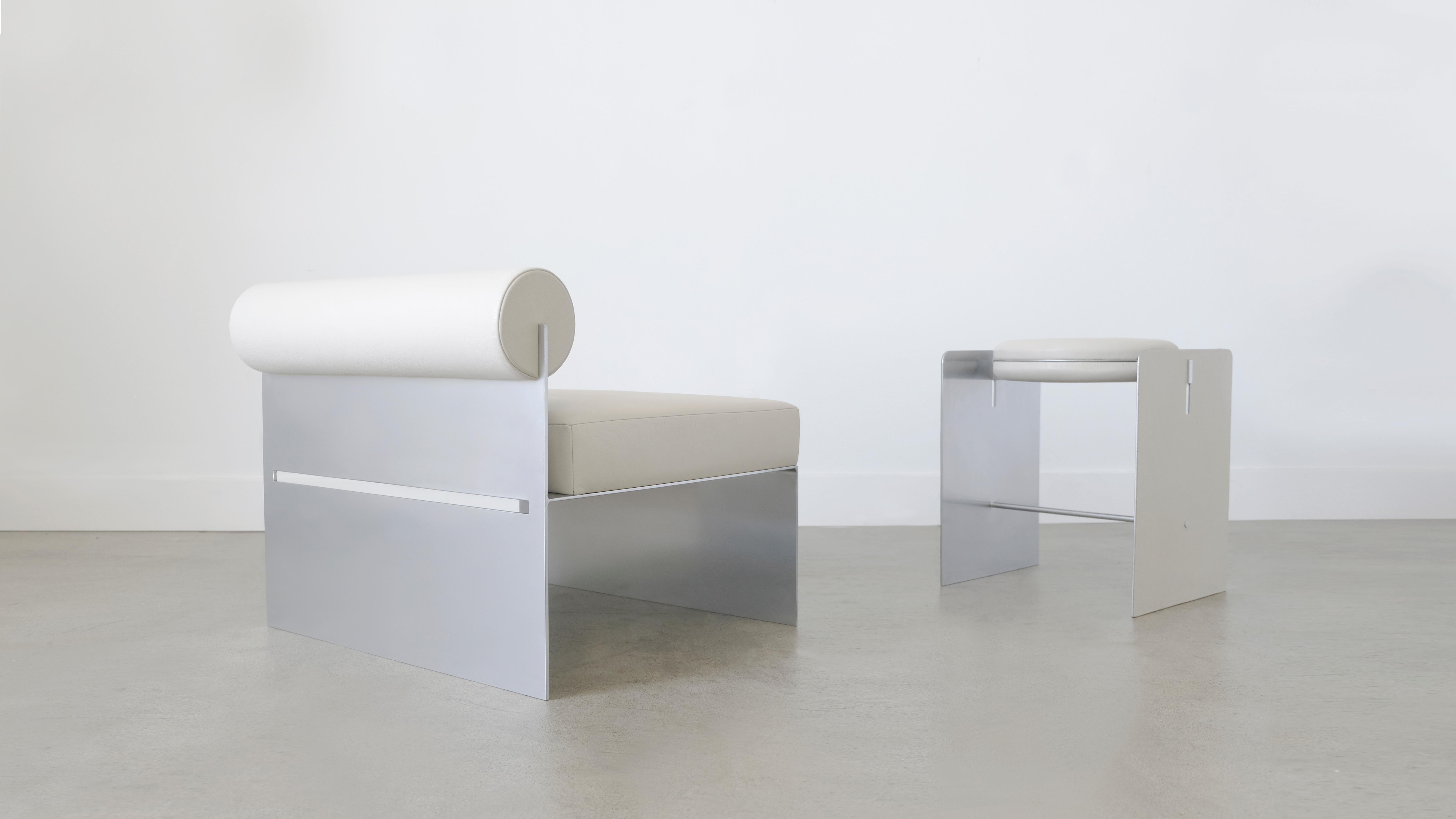 Building Blocks, chaise d'appoint géométrique moderne en cuir blanc et base en métal Neuf - En vente à Los Angeles, CA