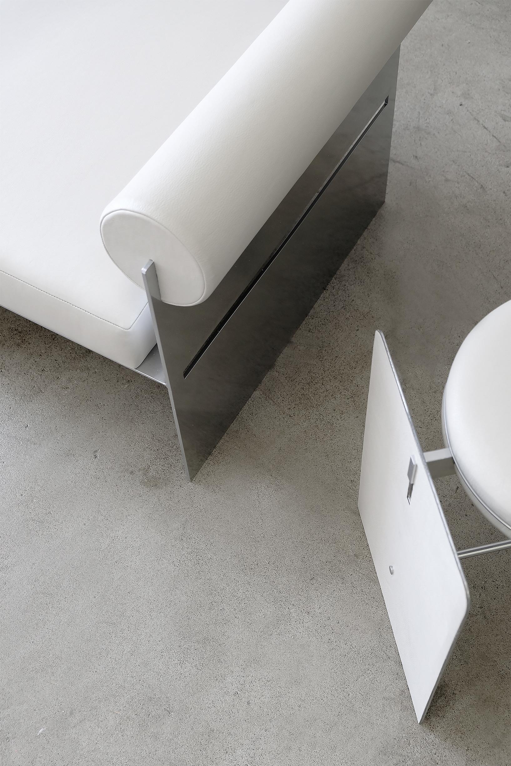 Moderner geometrischer Beistellstuhl mit Baublöcken, weißem Leder und Metallgestell im Angebot 1