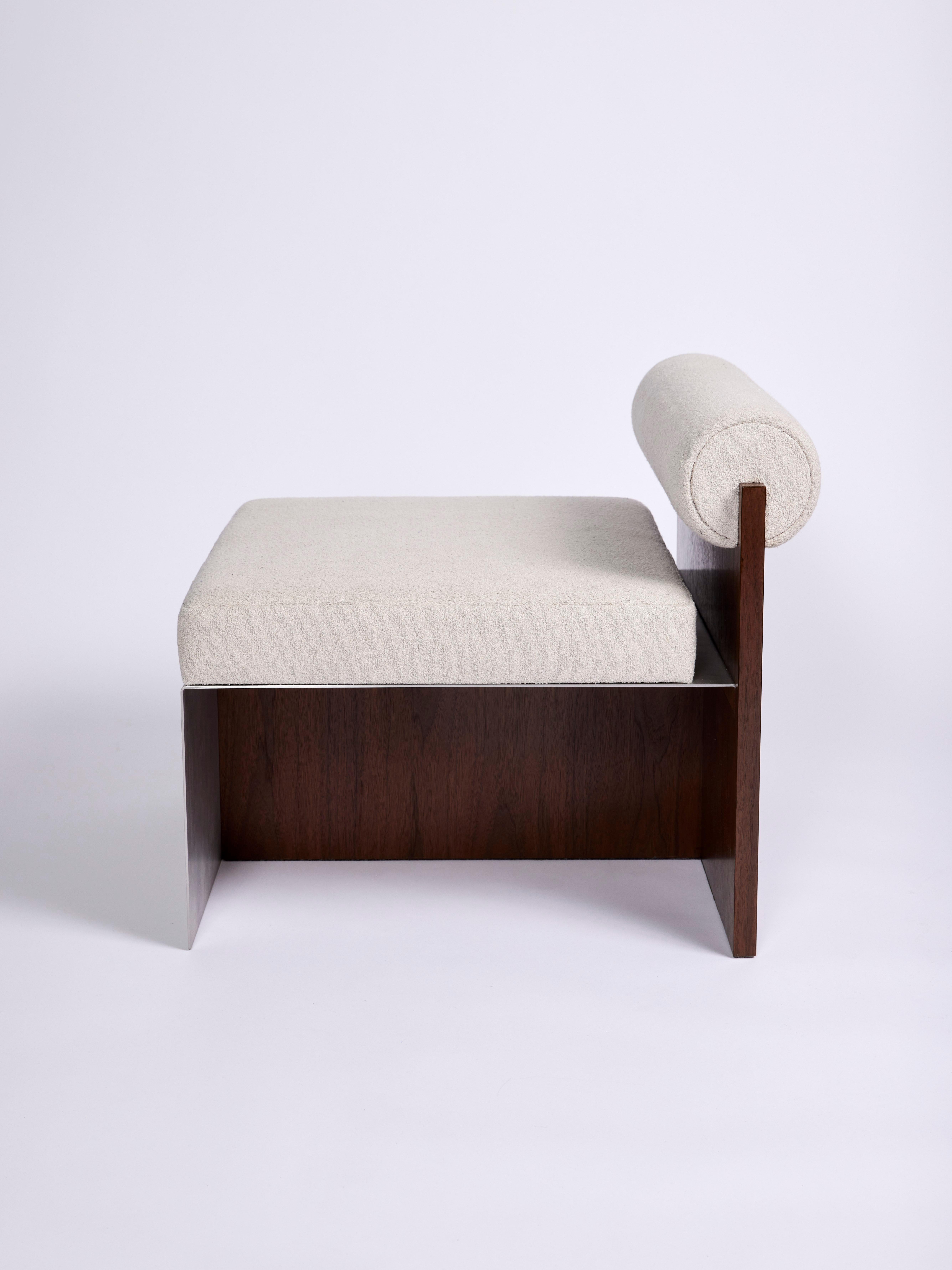Américain Building Blocks, New Modernity Side Lounge Chair with Bouclé and Walnut Back (Chaise longue d'appoint moderne avec bouclette et dossier en noyer) en vente