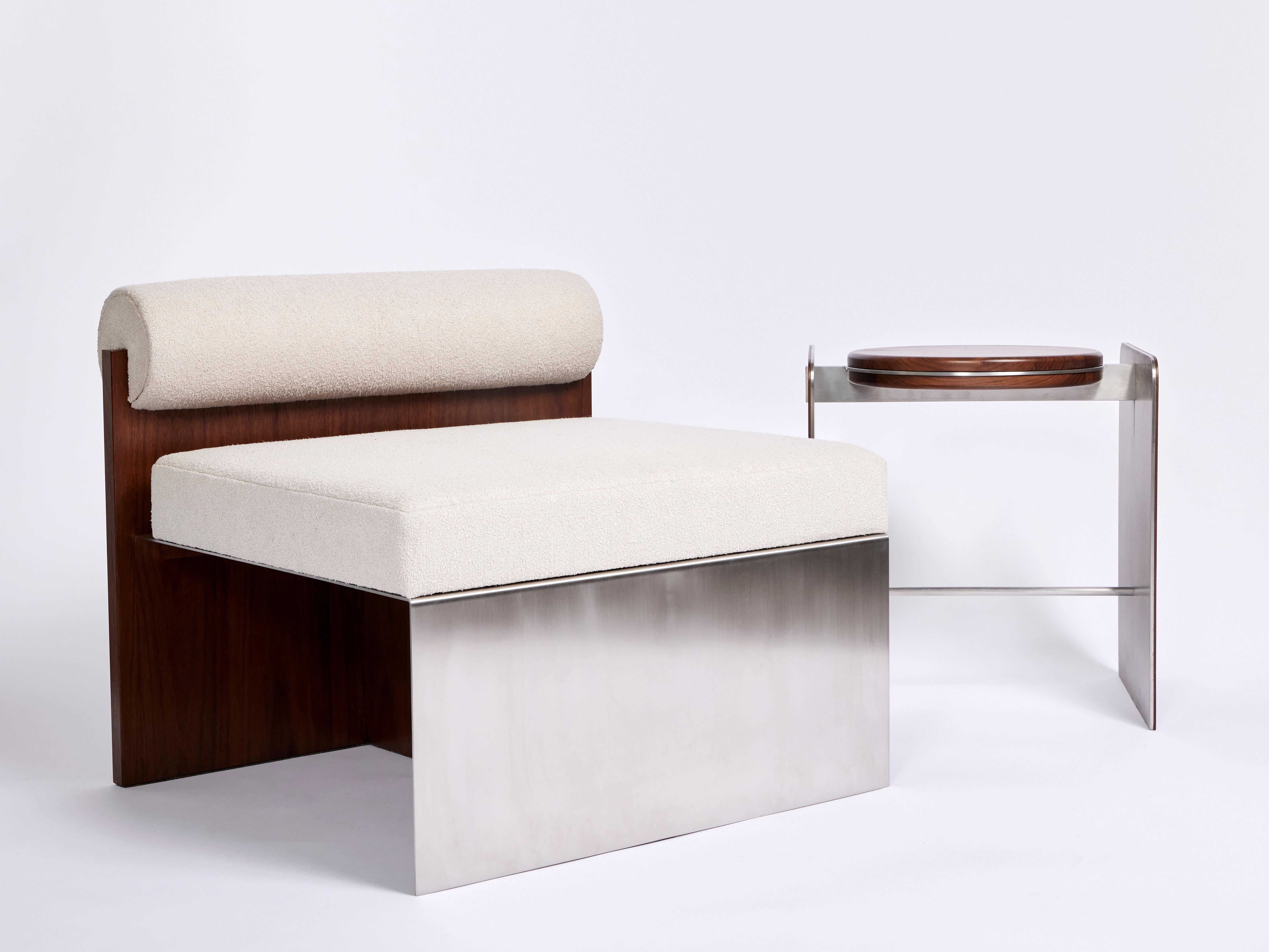 Brossé Building Blocks, New Modernity Side Lounge Chair with Bouclé and Walnut Back (Chaise longue d'appoint moderne avec bouclette et dossier en noyer) en vente