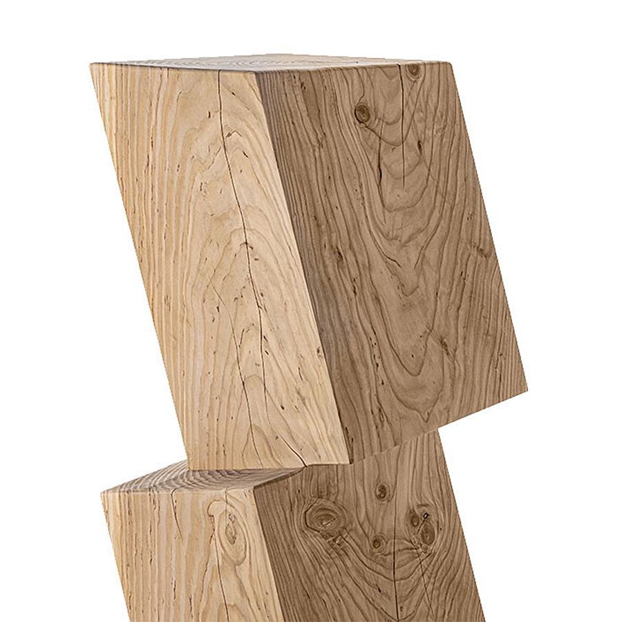 Barstool Built-in Cedar in natural solid cedar wood, 
Wood treated with natural pine extracts wax.
Solid cedar wood include movement, 
cracks and changes in wood conditions, 
this is the essential characteristic of natural 
solid cedar wood due