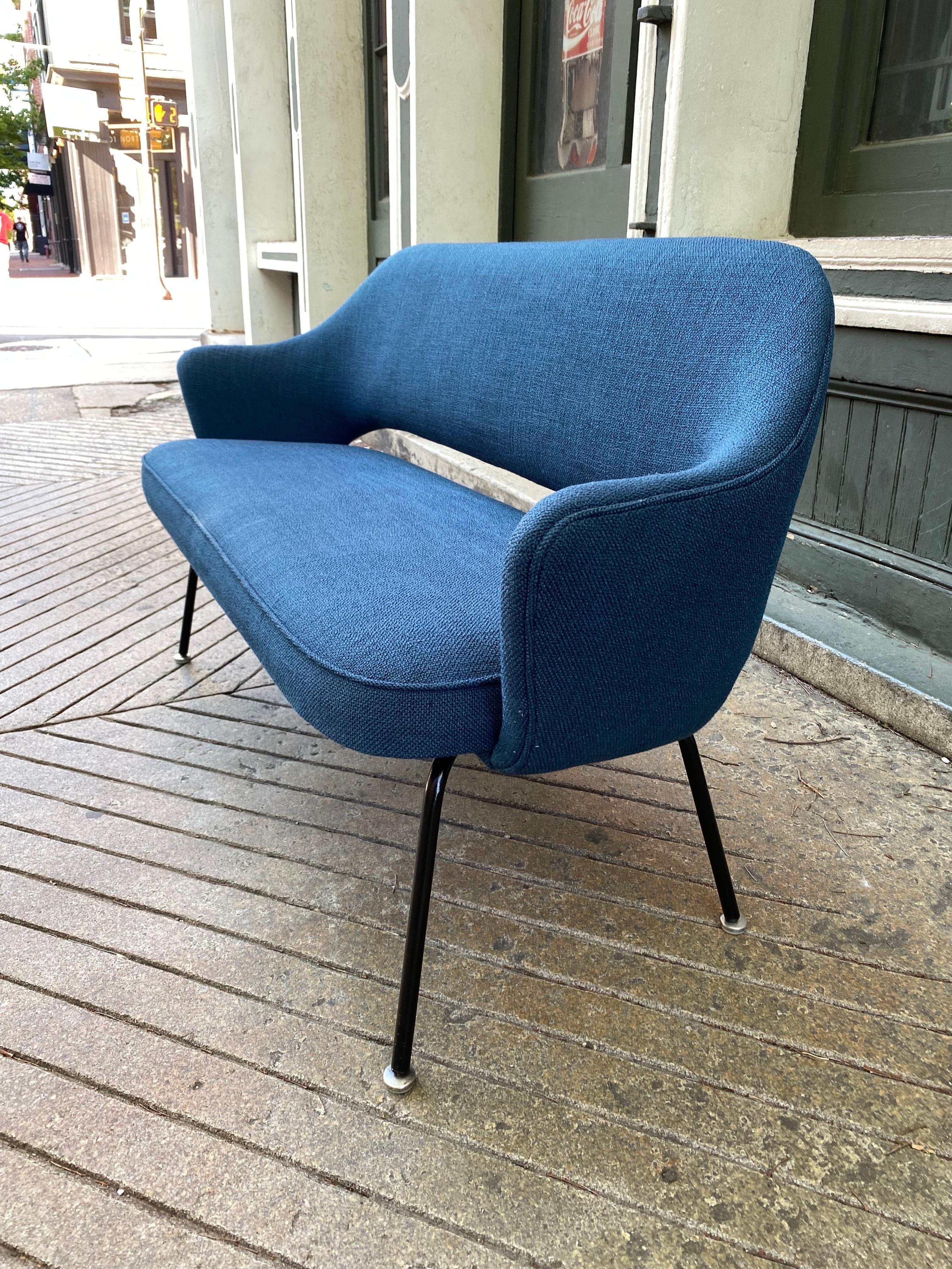 Wir freuen uns sehr, Saarinen inspirierte Loveseats anbieten zu können! Diese Sessel werden aus vorhandenen Sesseln gebaut und durch Aufschneiden und Hinzufügen von Holz auf die aktuelle Größe gebracht. Mein sehr kluger Polsterer hat jahrelang Knoll