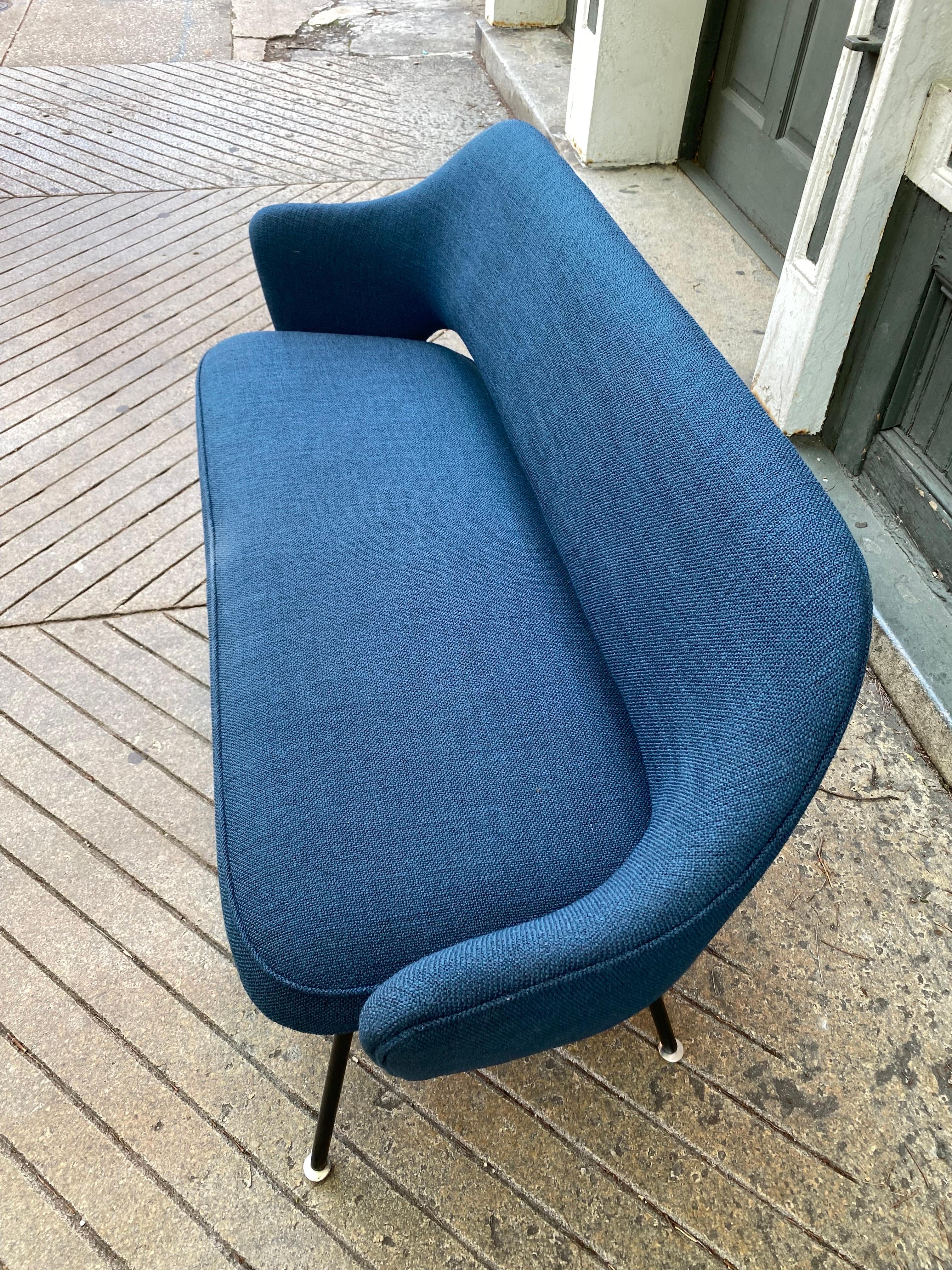 Built to Order Saarinen for Knoll Style Loveseat In New Condition For Sale In Philadelphia, PA