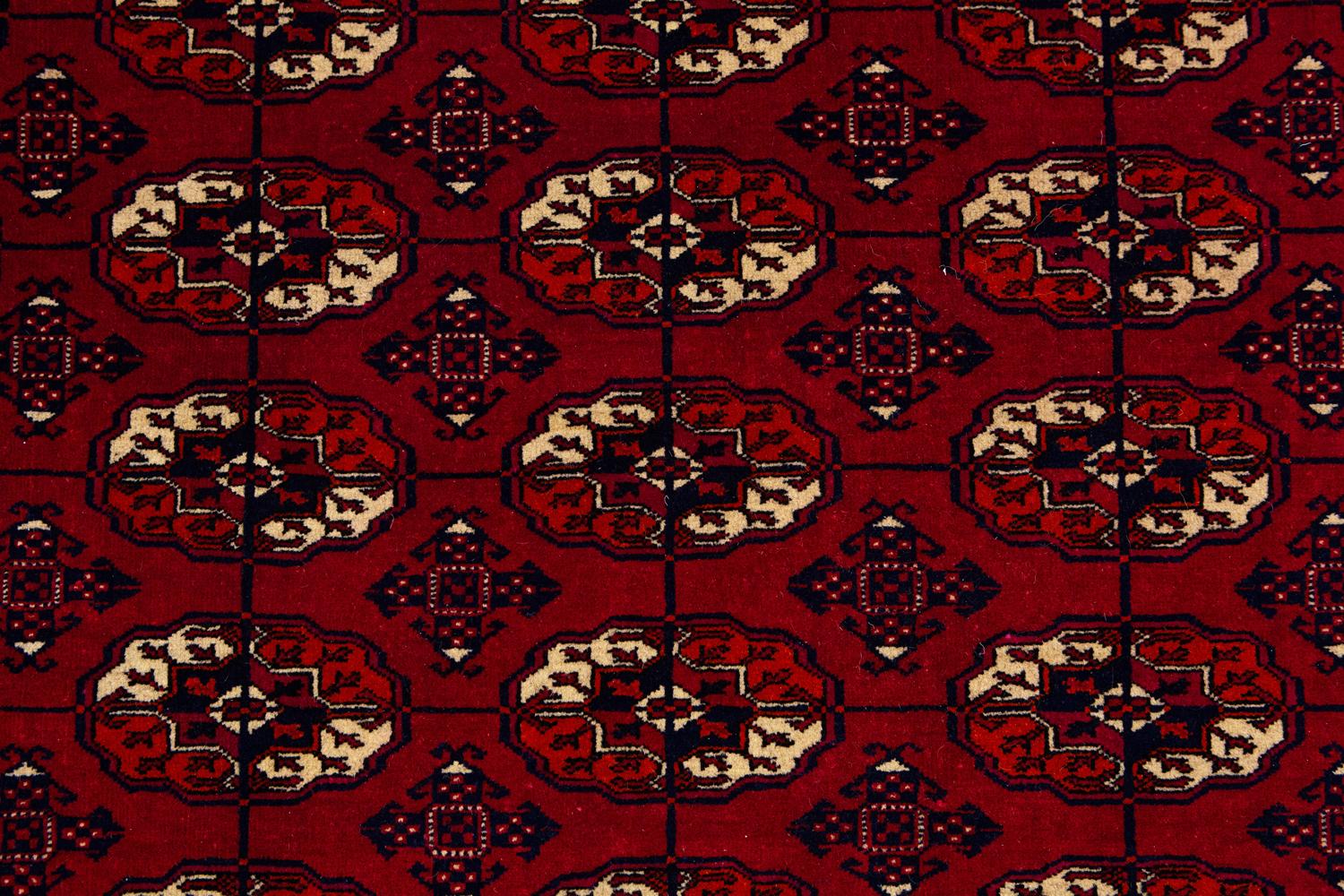 Traditioneller Türkischer Bukara-Teppich mit geometrischem Muster aus Bukara im Zustand „Hervorragend“ im Angebot in Ferrara, IT