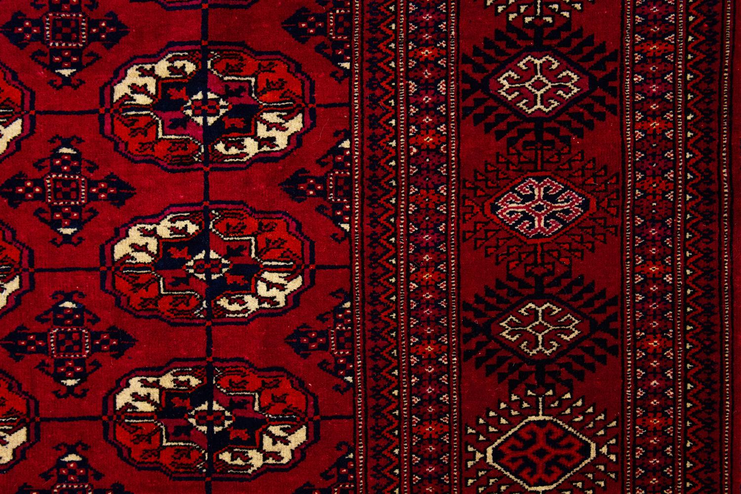 Traditioneller Türkischer Bukara-Teppich mit geometrischem Muster aus Bukara (21. Jahrhundert und zeitgenössisch) im Angebot