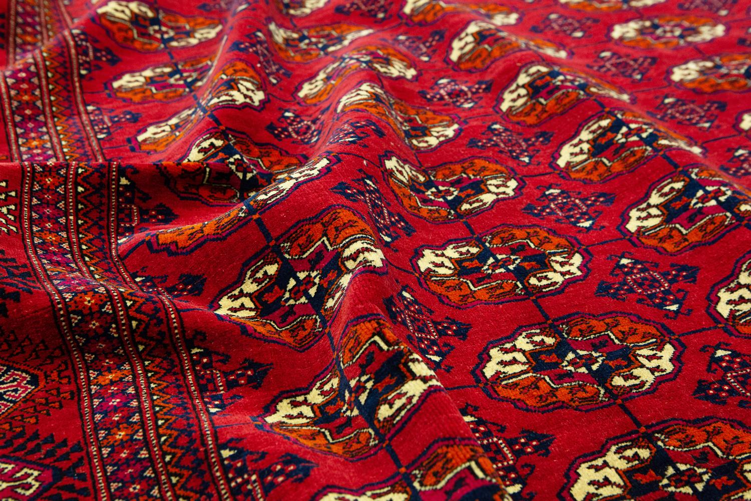 Traditioneller Türkischer Bukara-Teppich mit geometrischem Muster aus Bukara (Wolle) im Angebot