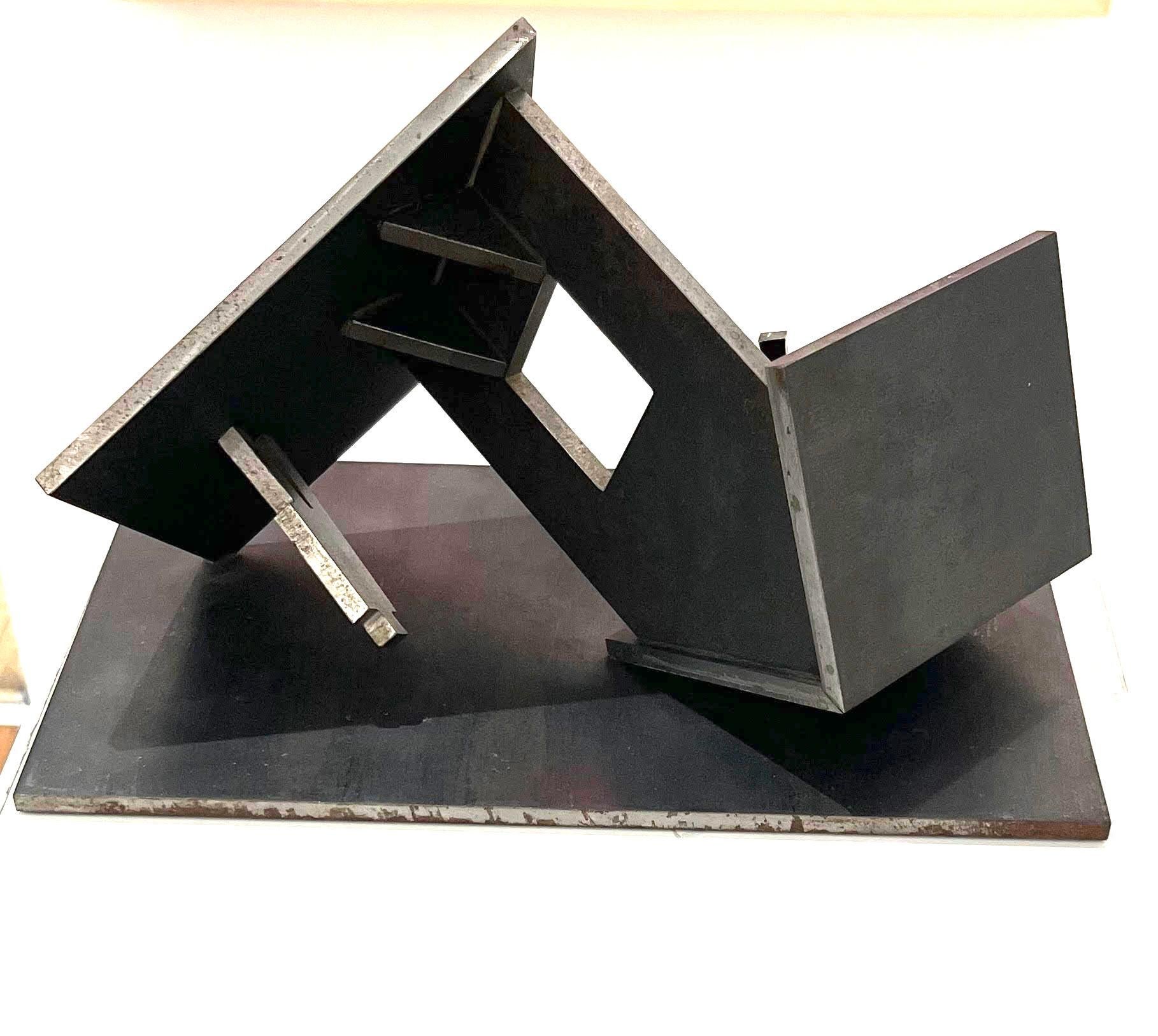 La maison en mouvement - Constructiviste Sculpture par Buky Schwartz