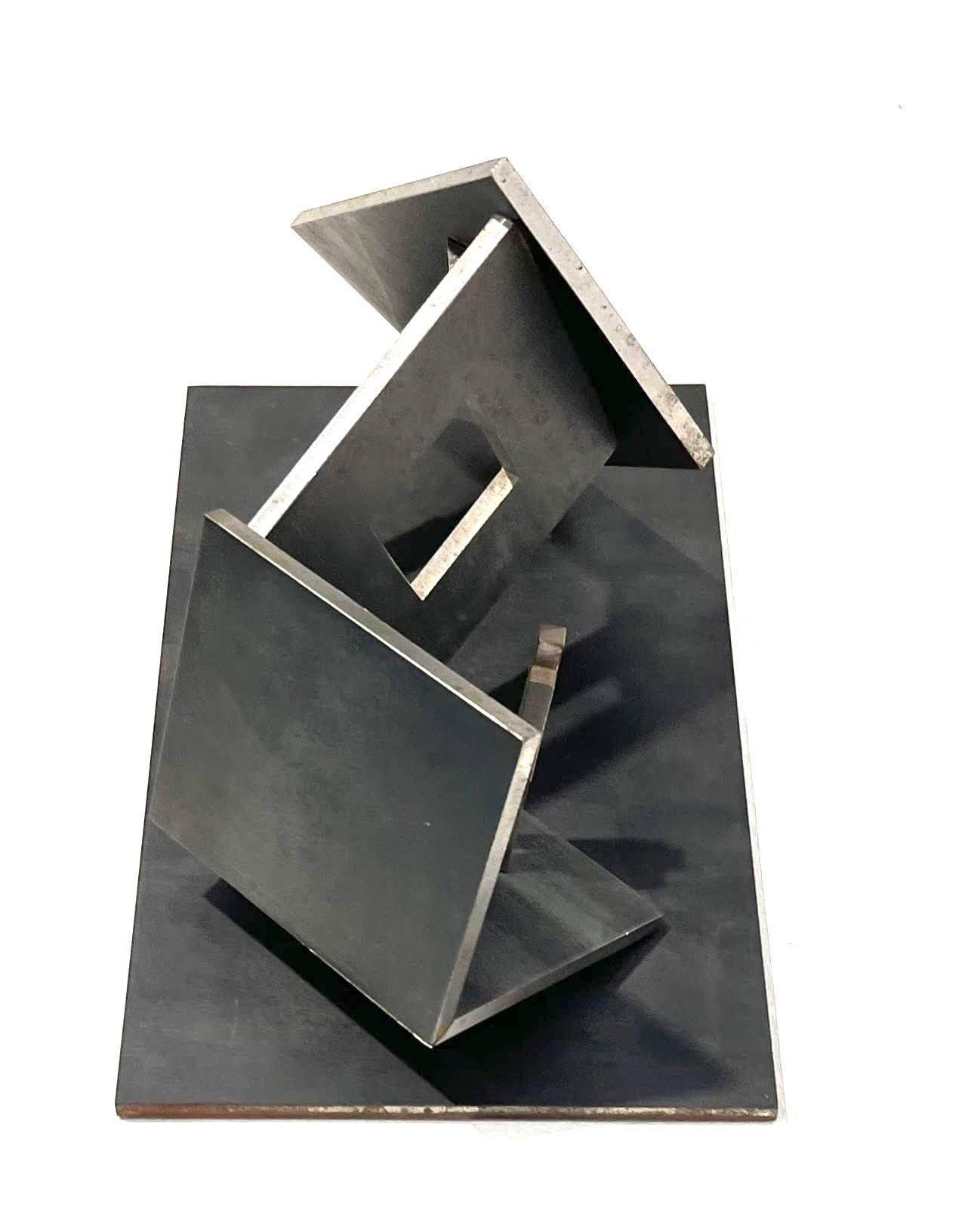 Buky Schwartz 
Haus in Bewegung, 1986
Geschweißter Stahl
10 1/2 × 6 1/4 × 6 1/2 Zoll
Dies ist ein einzigartiges Werk
Die Skulptur ist ein auf dem Kopf stehendes Haus mit zwei menschlichen Figuren. Das geniale Design wird deutlich, wenn man die