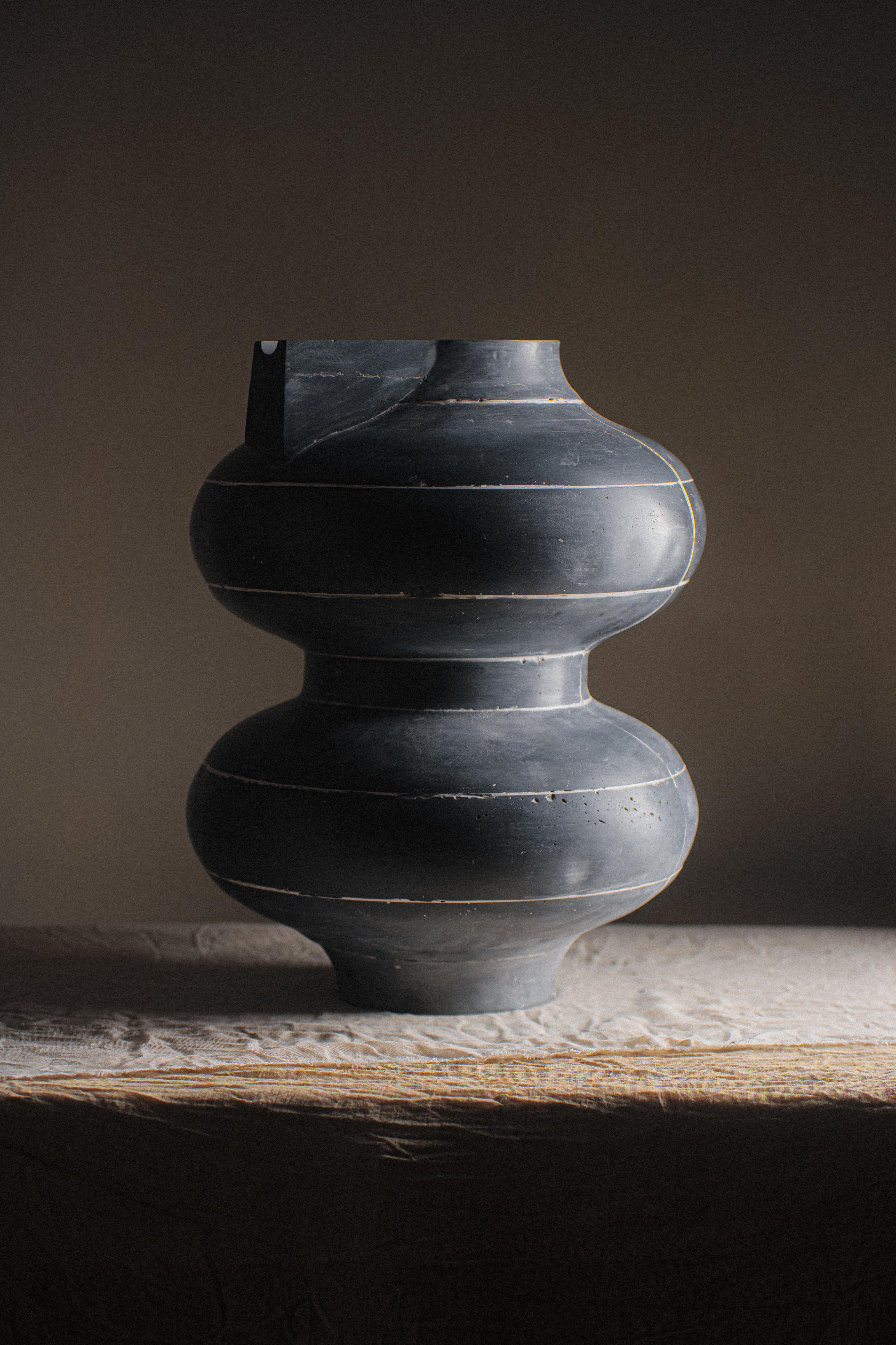 Bul Gefäß von Atelier ACM
Abmessungen: T 37 x B 37 x H 47 cm.
MATERIALIEN: Jesmonit.

Unsere Collection'S ist eine Reaktion auf die massenproduzierte Welt, in der wir leben und in der die Menschen Gegenstände nicht mehr wertschätzen, und wir