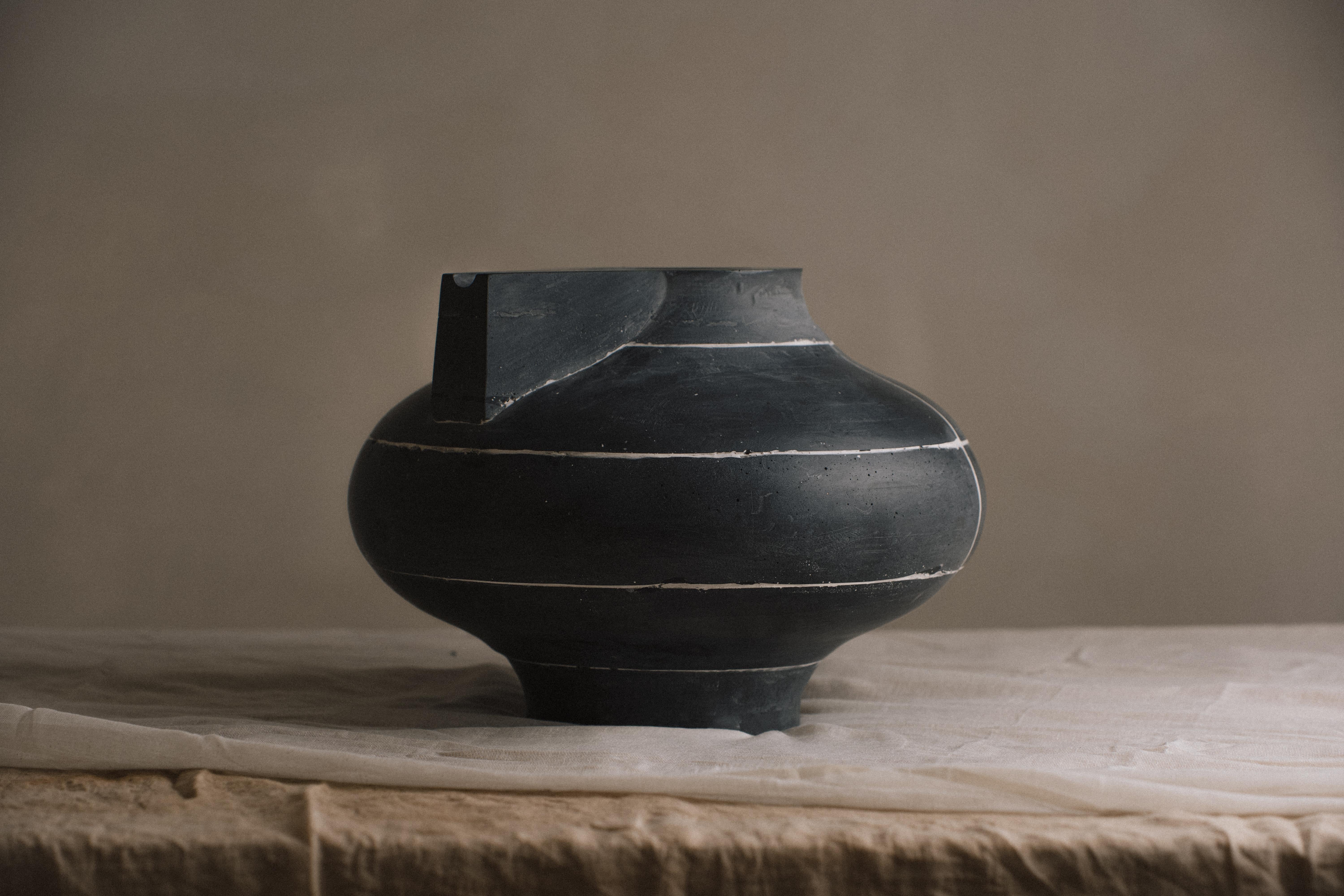 Bul Vessel di Atelier A.C.M.
Dimensioni: D 37 x L 37 x H 29 cm.
Materiali: Jesmonite.

La nostra collezione è una reazione contro il mondo di massa in cui viviamo, in cui le persone non danno più valore agli oggetti, sostenendo il ritorno a un'epoca