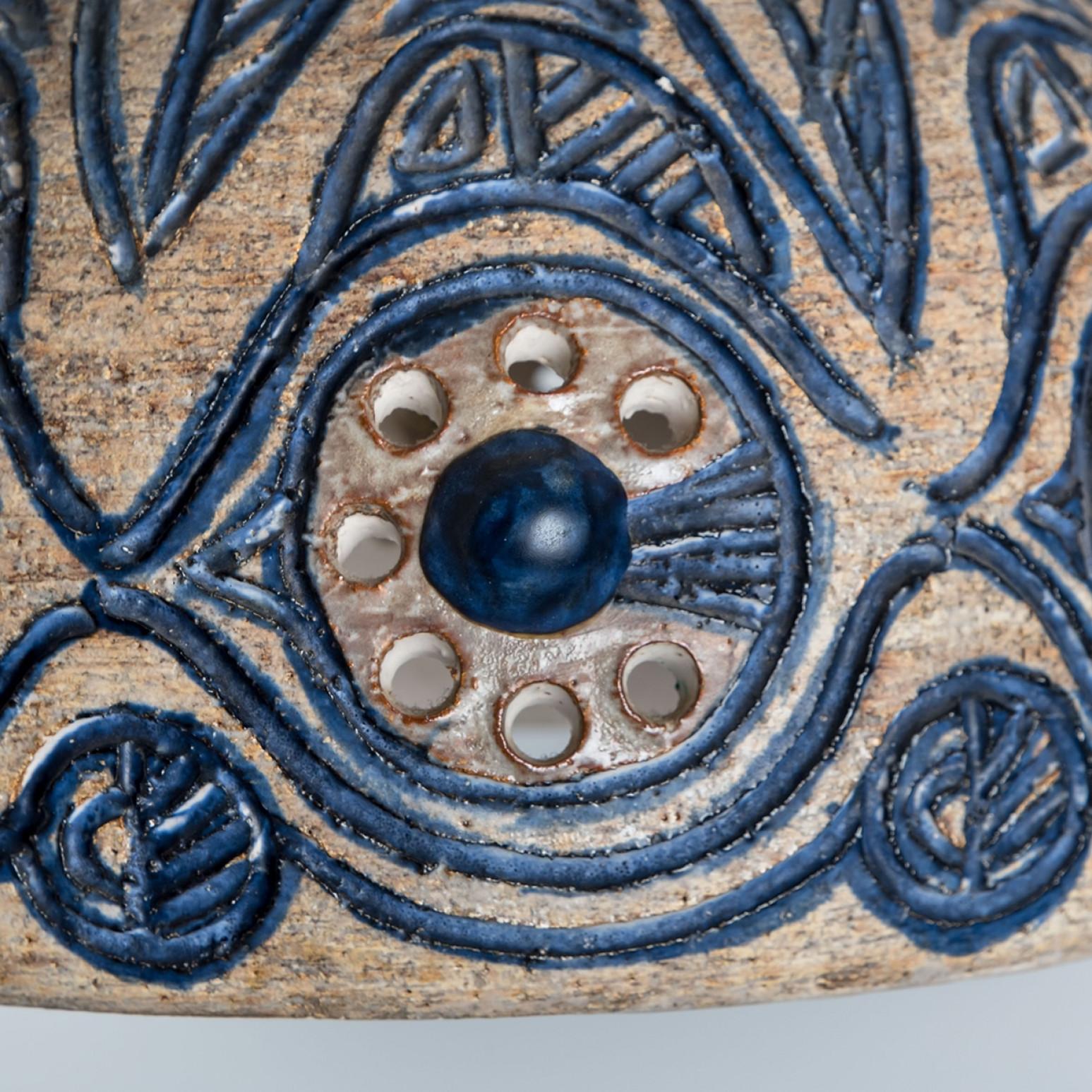 Superbe lampe suspendue ronde de forme inhabituelle, fabriquée dans les années 1970 au Danemark avec des céramiques aux riches couleurs beige et bleu clair. Nous disposons également d'une multitude de jeux de lumière et d'arrangements uniques en