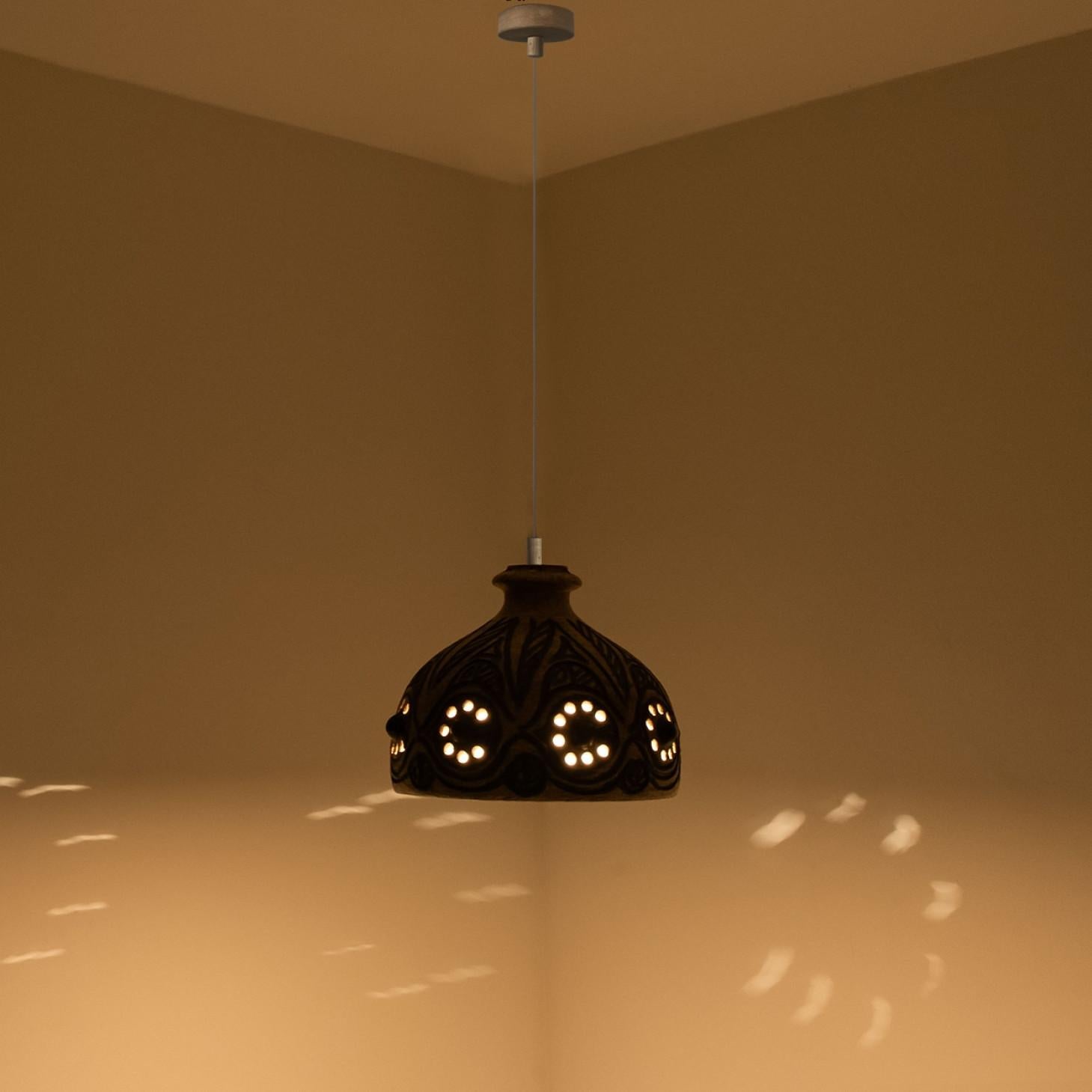 Danois Bulb Beige Lampe suspendue en céramique bleue, Danemark, 1970 en vente