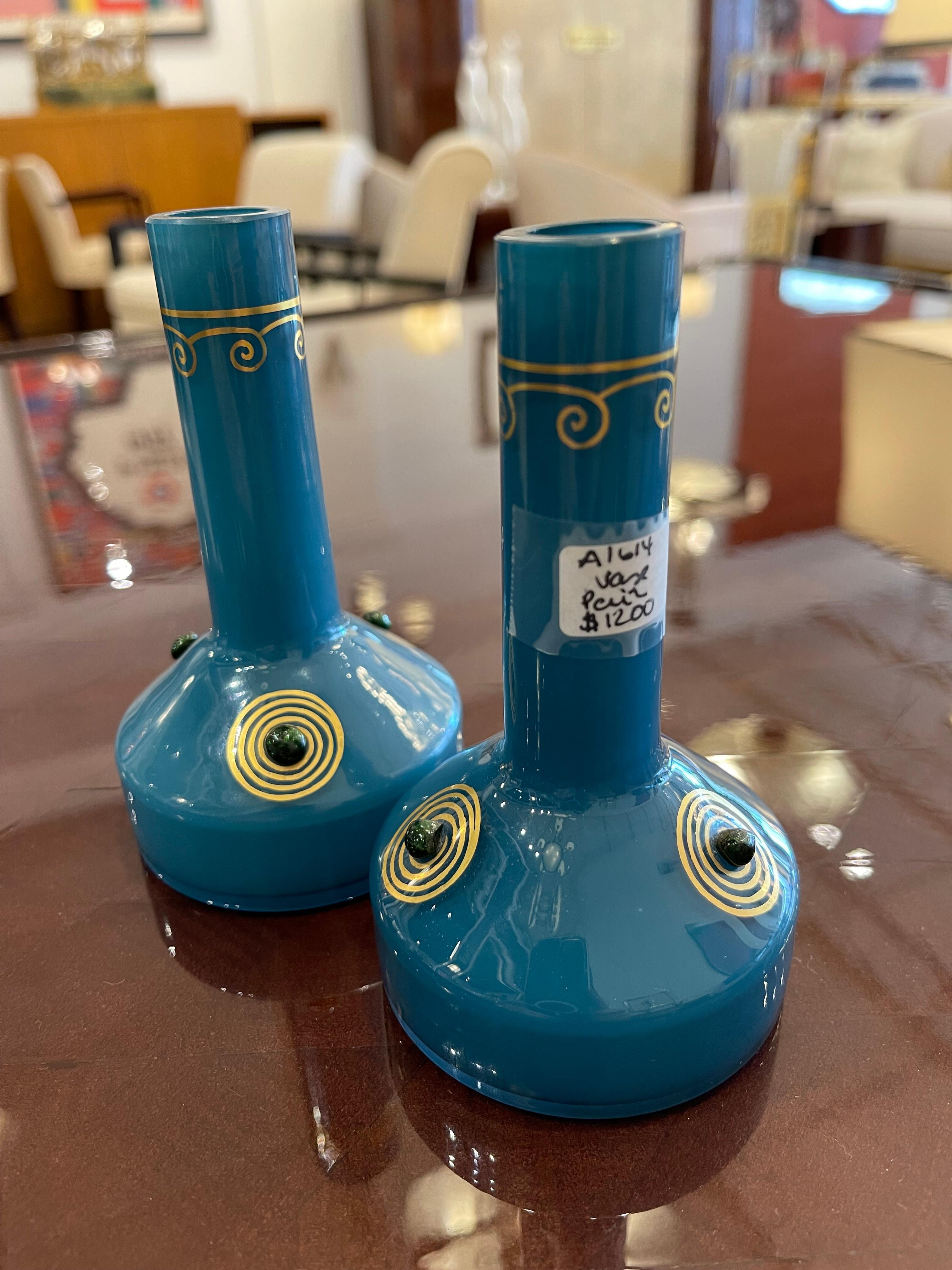 Bellissimo vaso a bulbo di dimensioni bijoux di colore verde acqua.