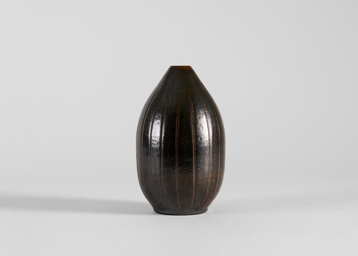 Mid-Century Modern Bulb-Shaped Vase with Dark Brown Glaze, Wallåkra, Sweden, 1960s For Sale