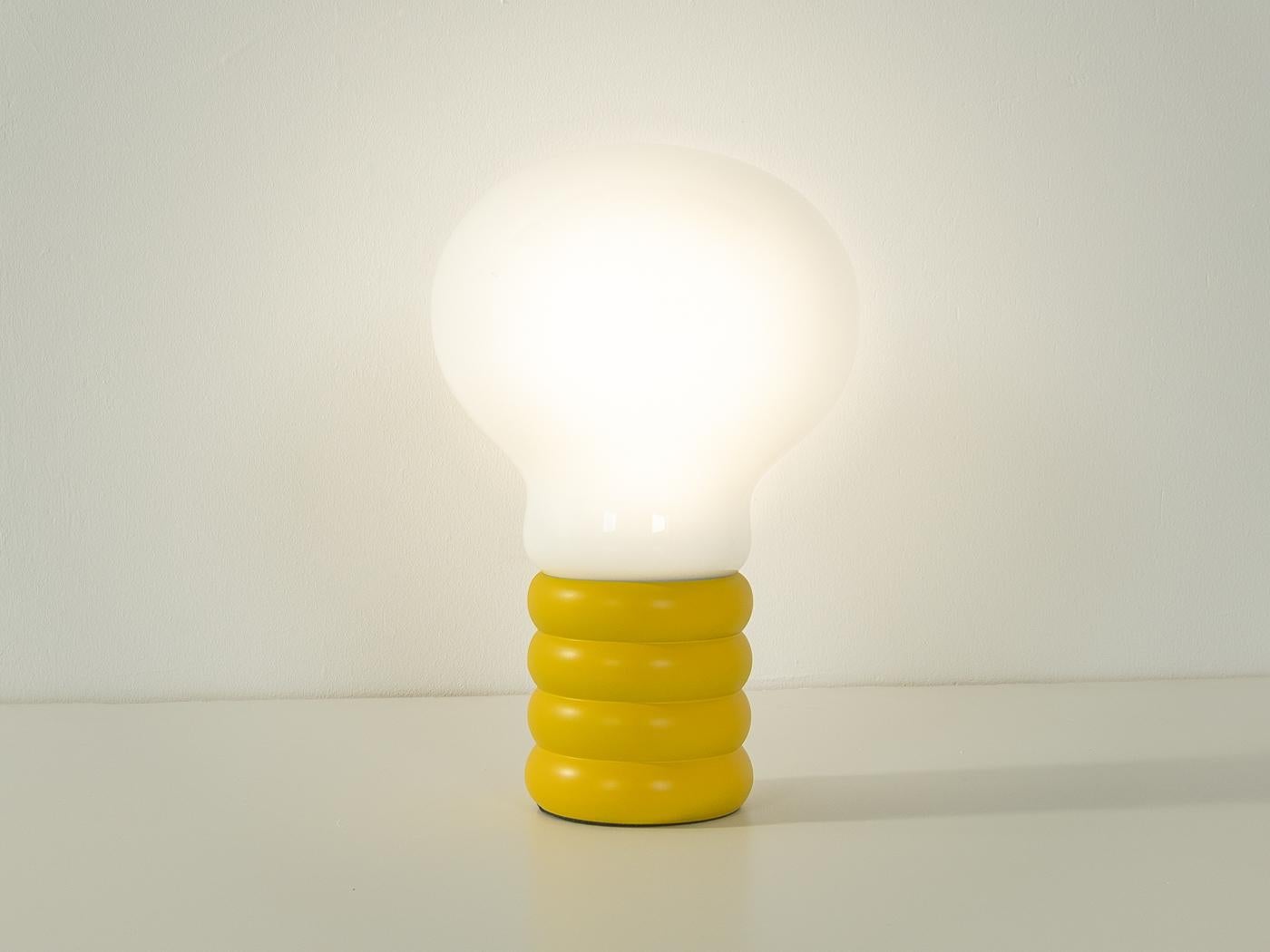 BULB Tischleuchte von Ingo Maurer aus den 1960er Jahren. Gelb lackiertes Metallgestell mit einem Lampenschirm aus Milchglas. 

Qualitätsmerkmale:
sehr gute Verarbeitung
hochwertige MATERIALIEN
Made in Germany, Designer & Hersteller: Ingo Maurer