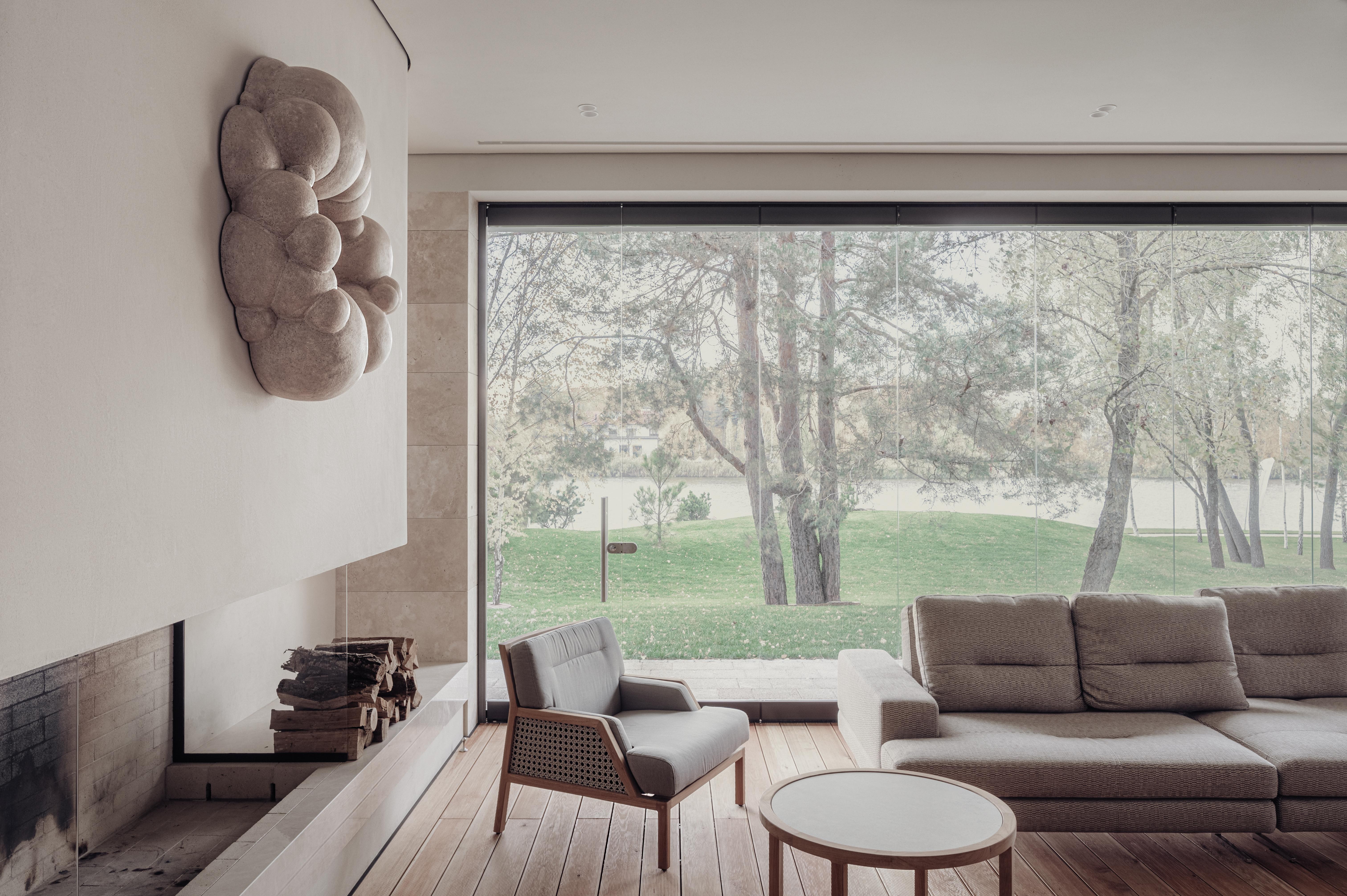 Progettato per diventare un pezzo iconico, questo specchio di design è un oggetto ideale per l'arredamento e il design della collezione. È realizzato in ceramica a mano con tecniche antiche e autentiche in veri laboratori di argilla. Lo specchio è