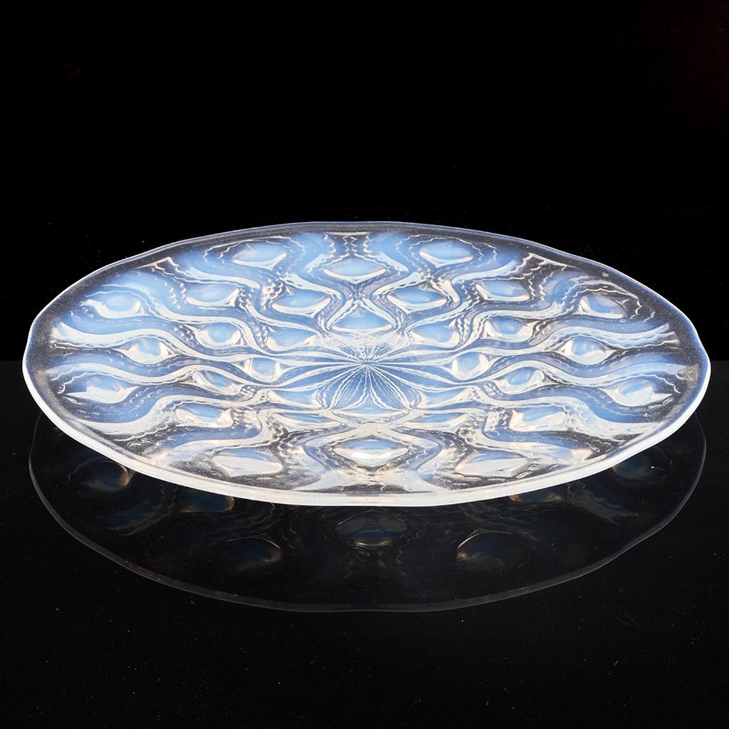'Bulbes No.2' an Opalescent Glass Plate by Rene Lalique  In Excellent Condition In Forest Row, East Sussex