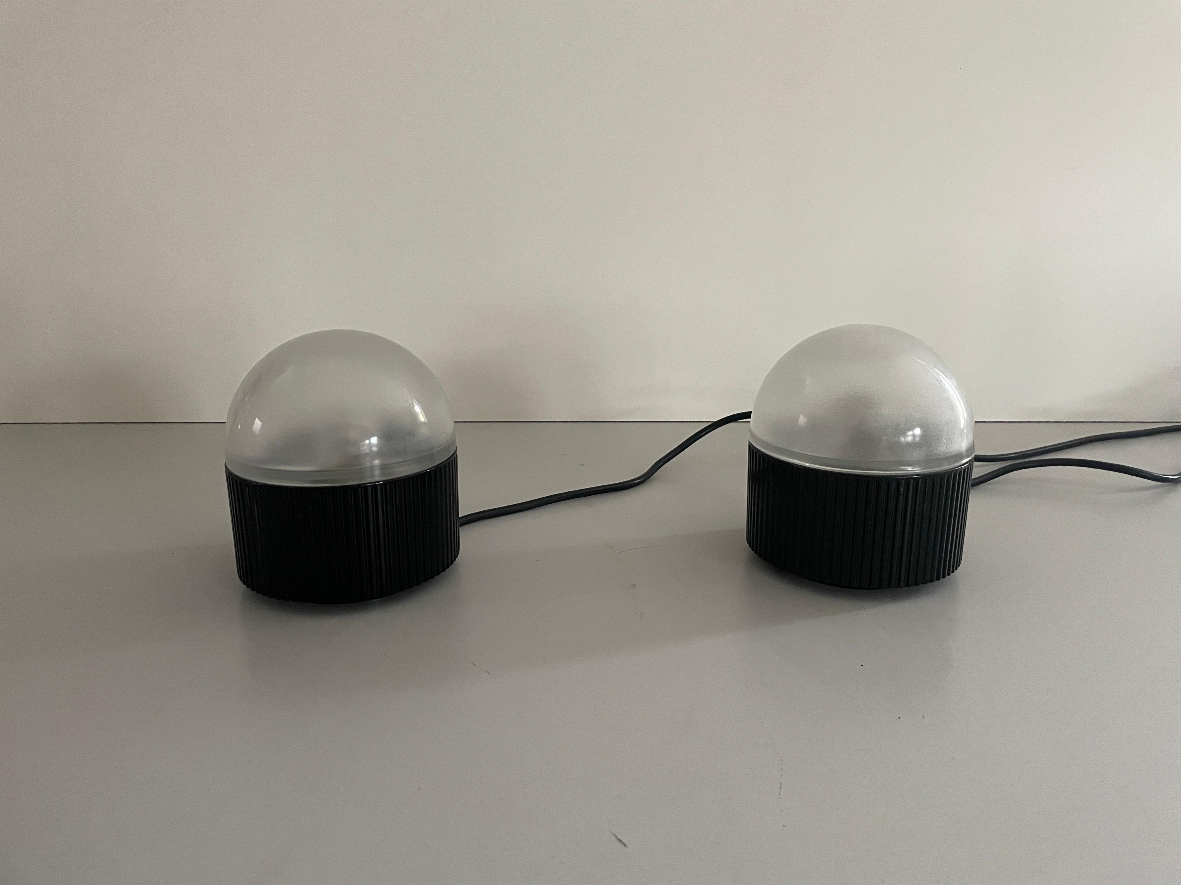 Pareja de lámparas de sobremesa Modelo Bulbo de Raul Barbieri y Giorgio Marianelli para Tronconi, Años 80, Italia

Lámparas de mesa muy bonitas y de gran calidad.

Las lámparas están en muy buen estado vintage.

Nota: Posibilidad de transformarlas