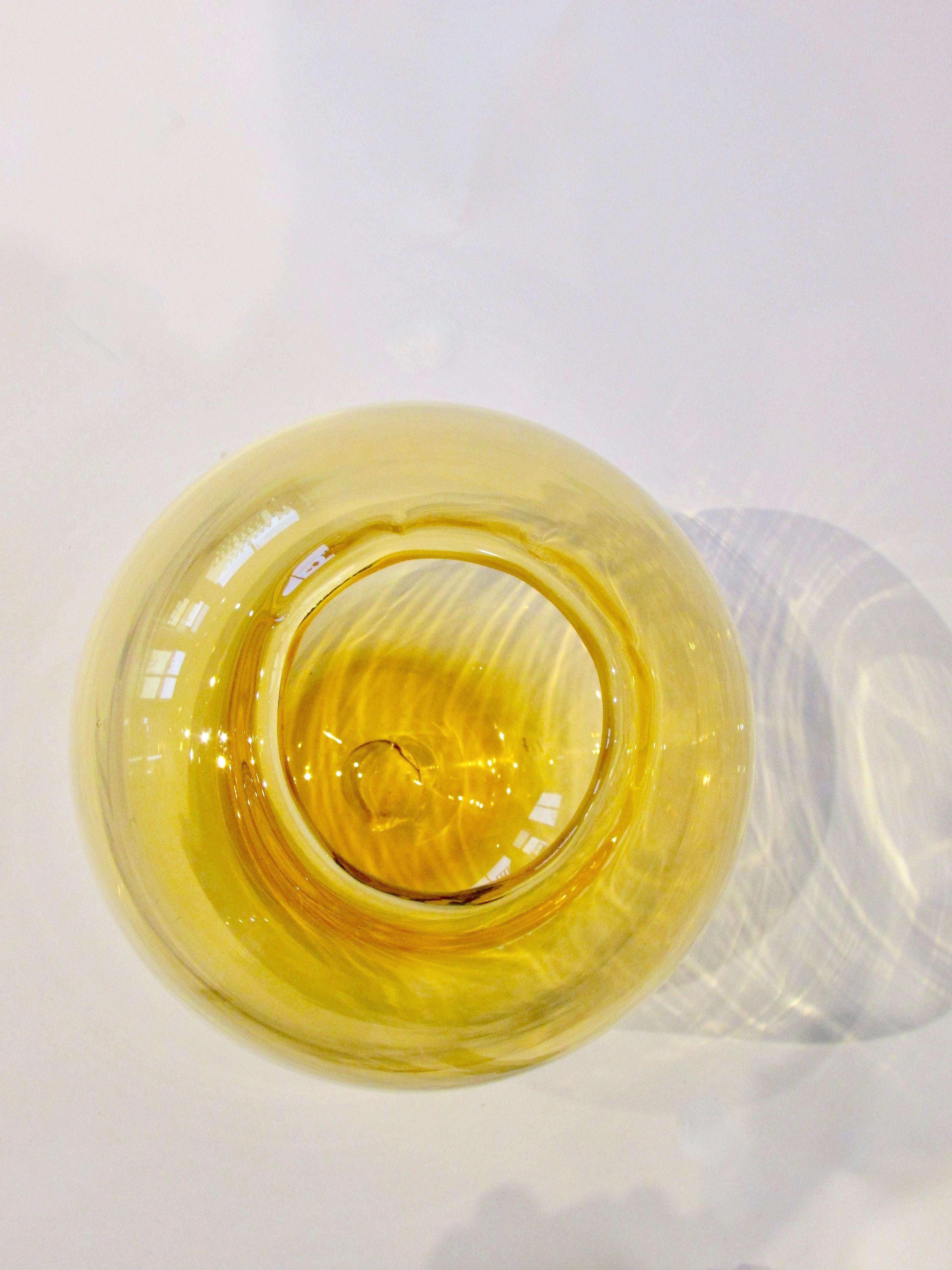 Botella o jarrón bulboso de tono ámbar atribuido al vidrio Blenko en Bueno estado para la venta en Ferndale, MI