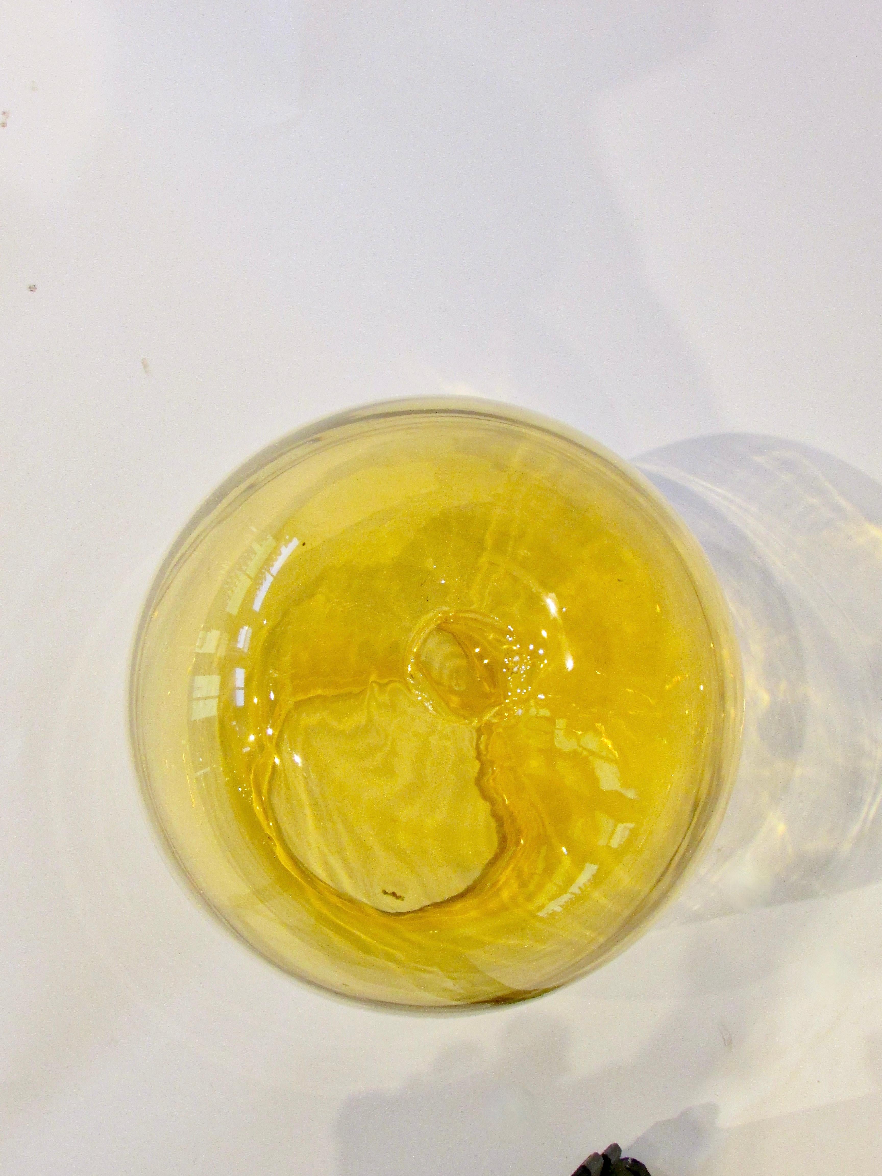 Botella o jarrón bulboso de tono ámbar atribuido al vidrio Blenko siglo XX en venta