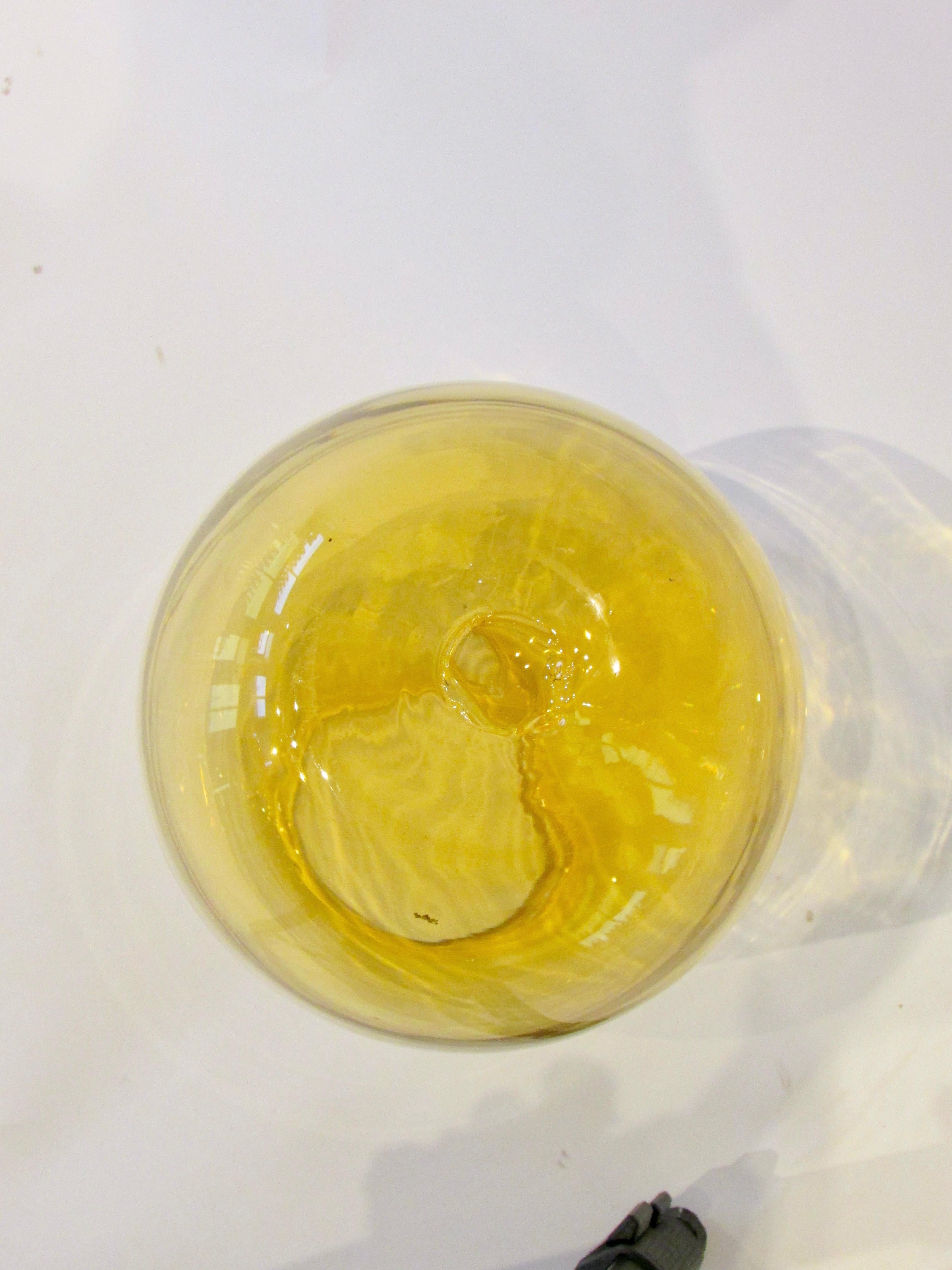 Botella o jarrón bulboso de tono ámbar atribuido al vidrio Blenko Vidrio soplado en venta