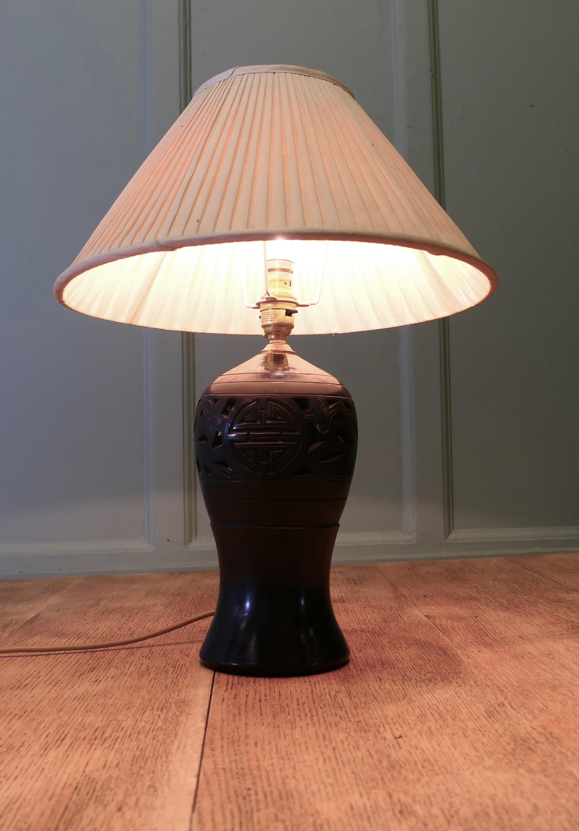 Chinoiseries Lampe de table Bulbous en céramique noire La lampe est une pièce en céramique de forme magnifique. en vente