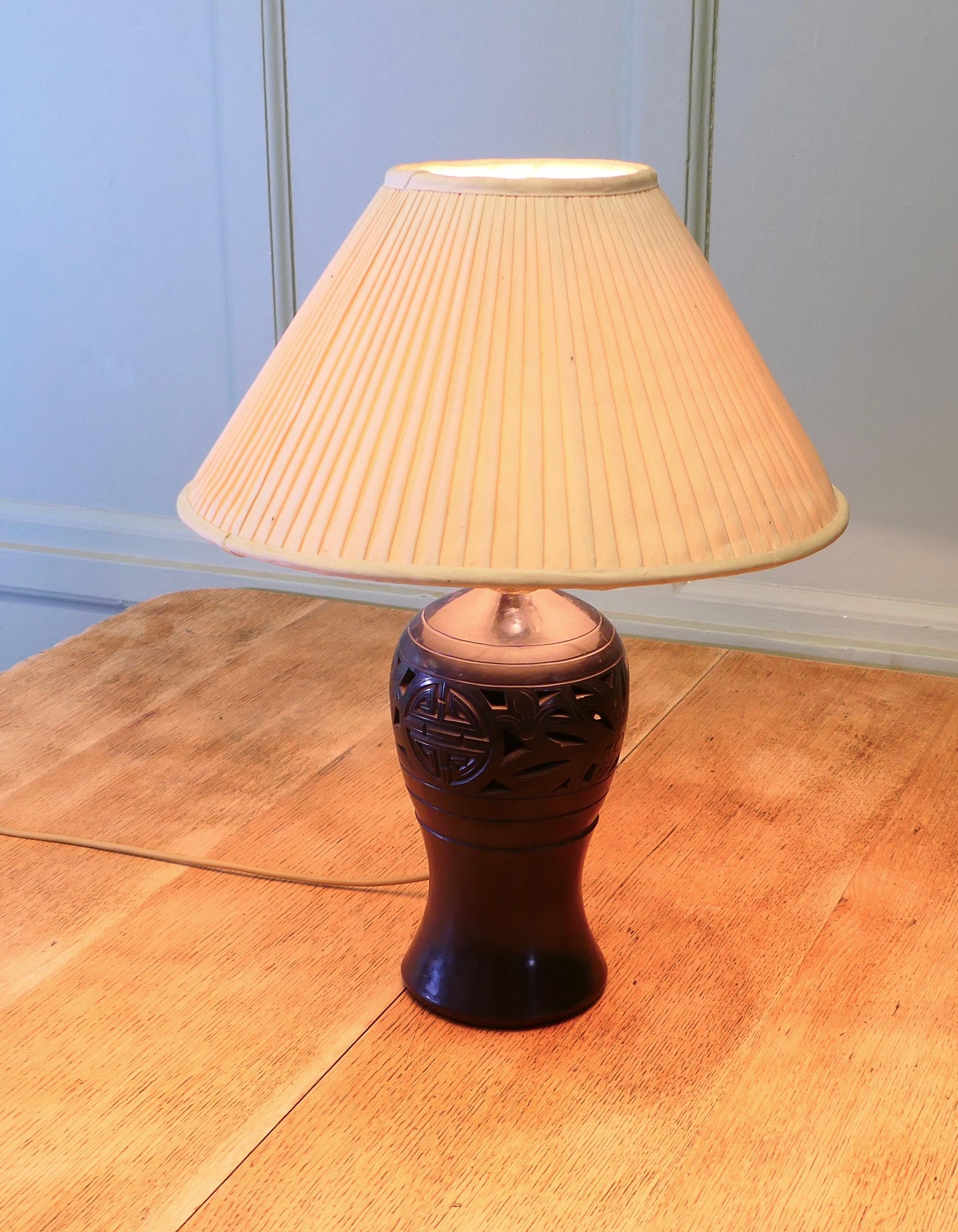 Début du 20ème siècle Lampe de table Bulbous en céramique noire La lampe est une pièce en céramique de forme magnifique. en vente