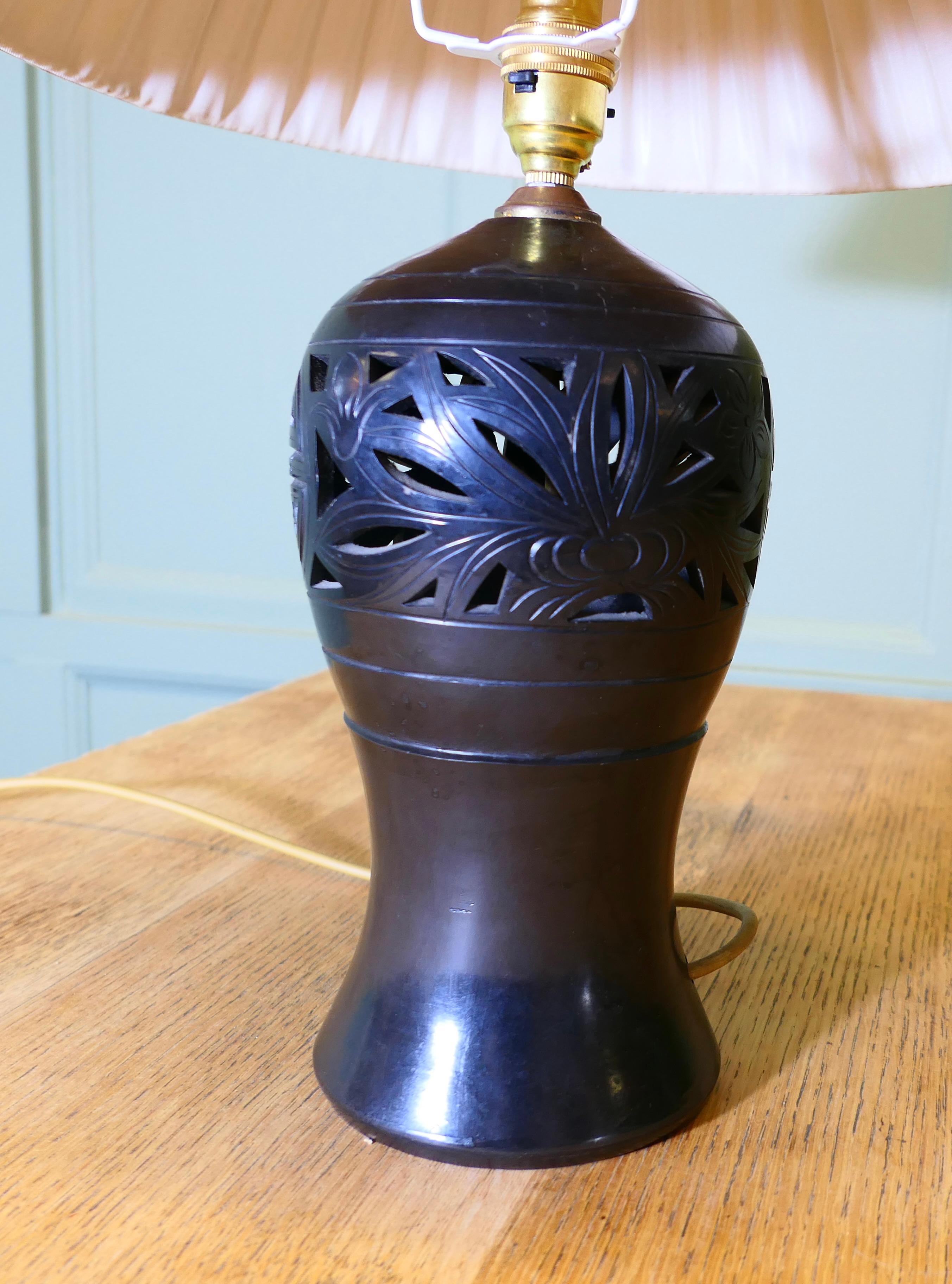 Lampe de table Bulbous en céramique noire La lampe est une pièce en céramique de forme magnifique. en vente 1