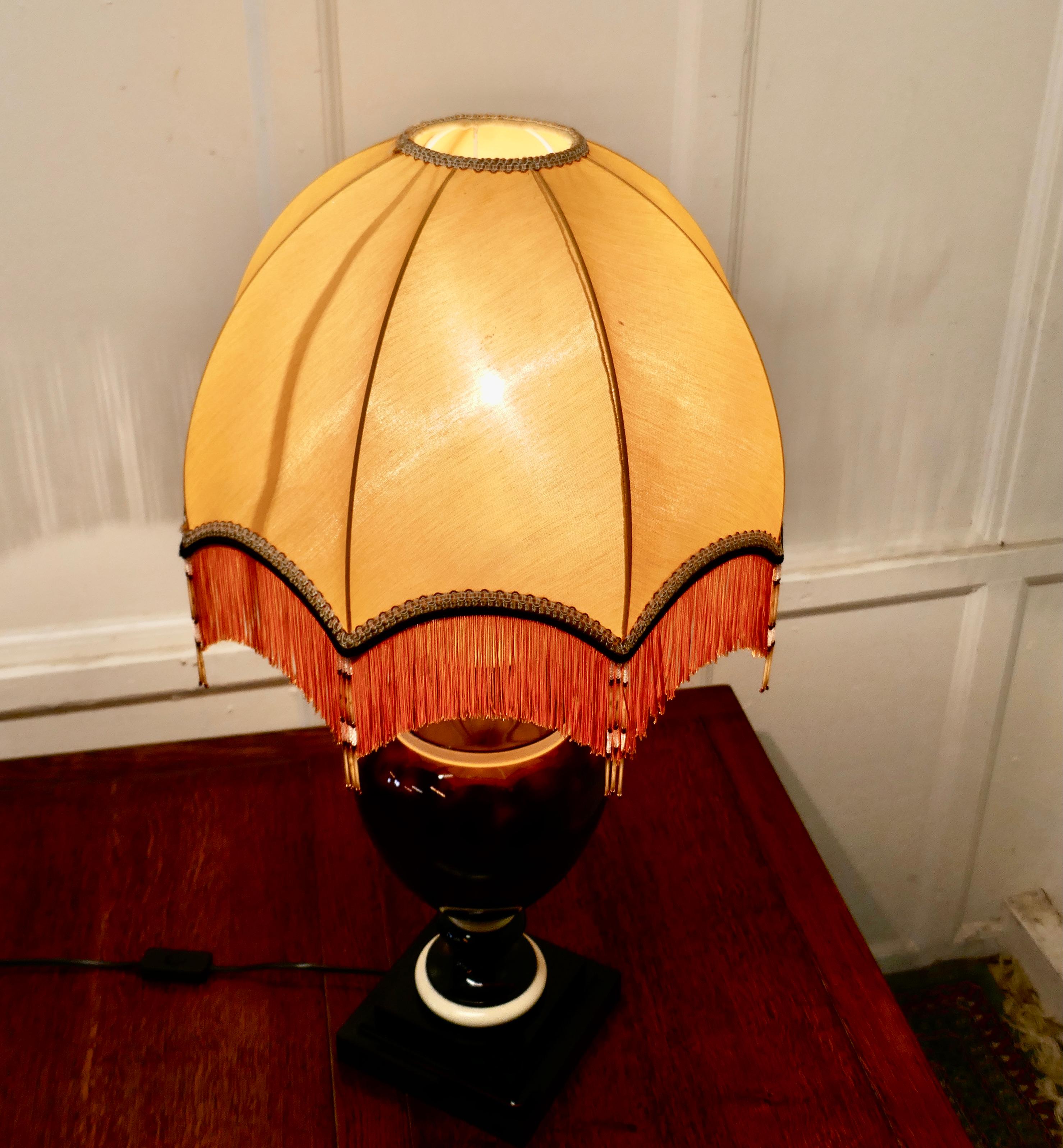 20ième siècle Lampe de bureau française en céramique bulbeuse avec abat-jour en forme de dôme en vente