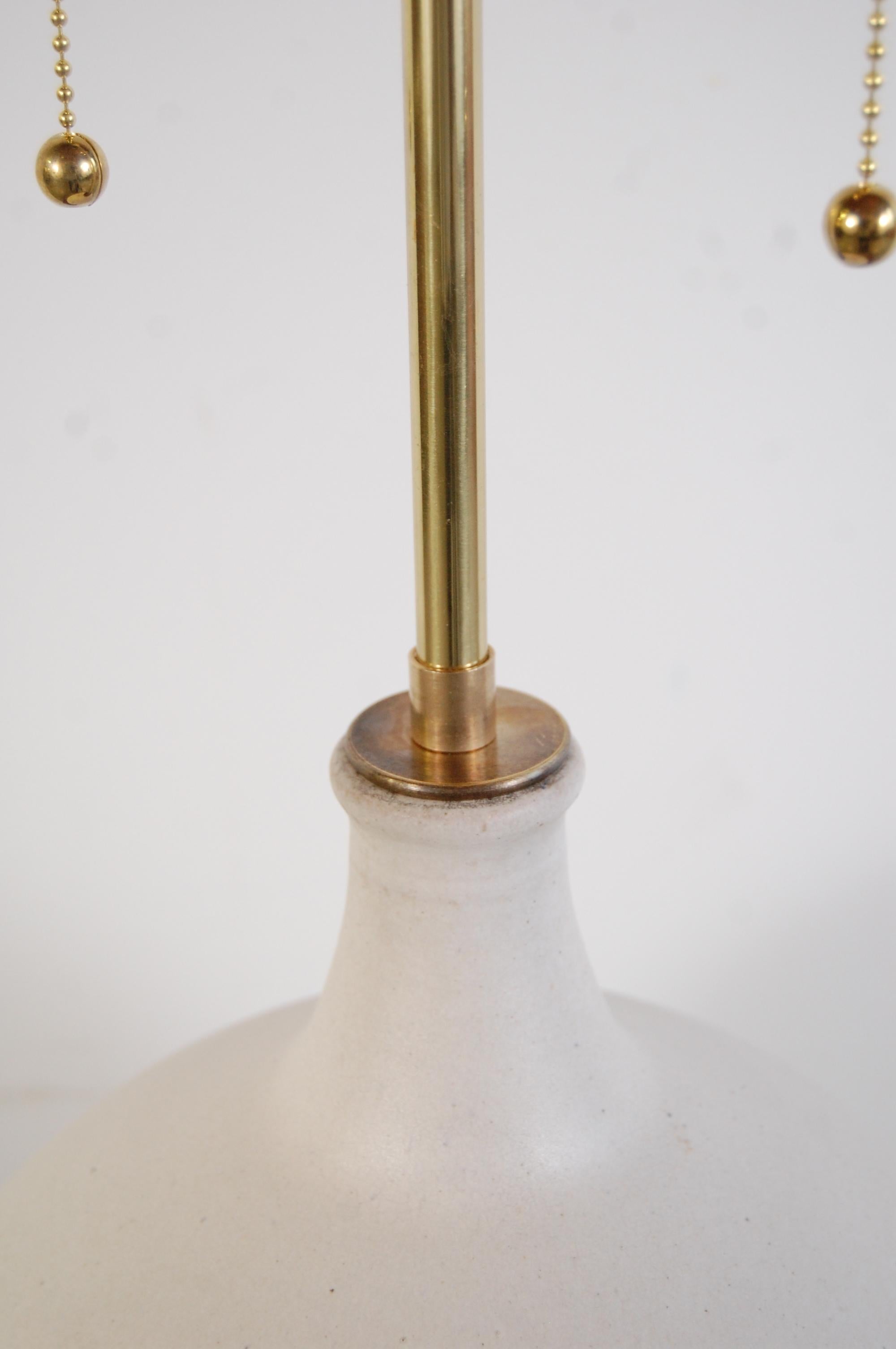 Bulbous Form Design Technics Pottery Lamp In Good Condition In Providence, RI