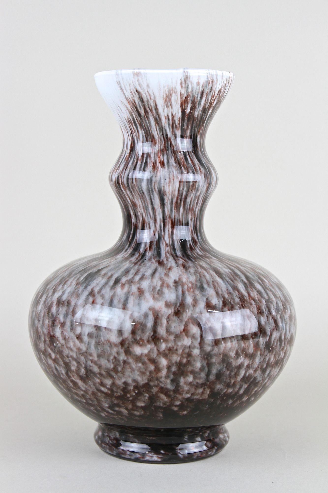 Bulbous Murano Glass Vase With Brown, Grey & Black Tones, Italy circa 1970 In Good Condition For Sale In Lichtenberg, AT