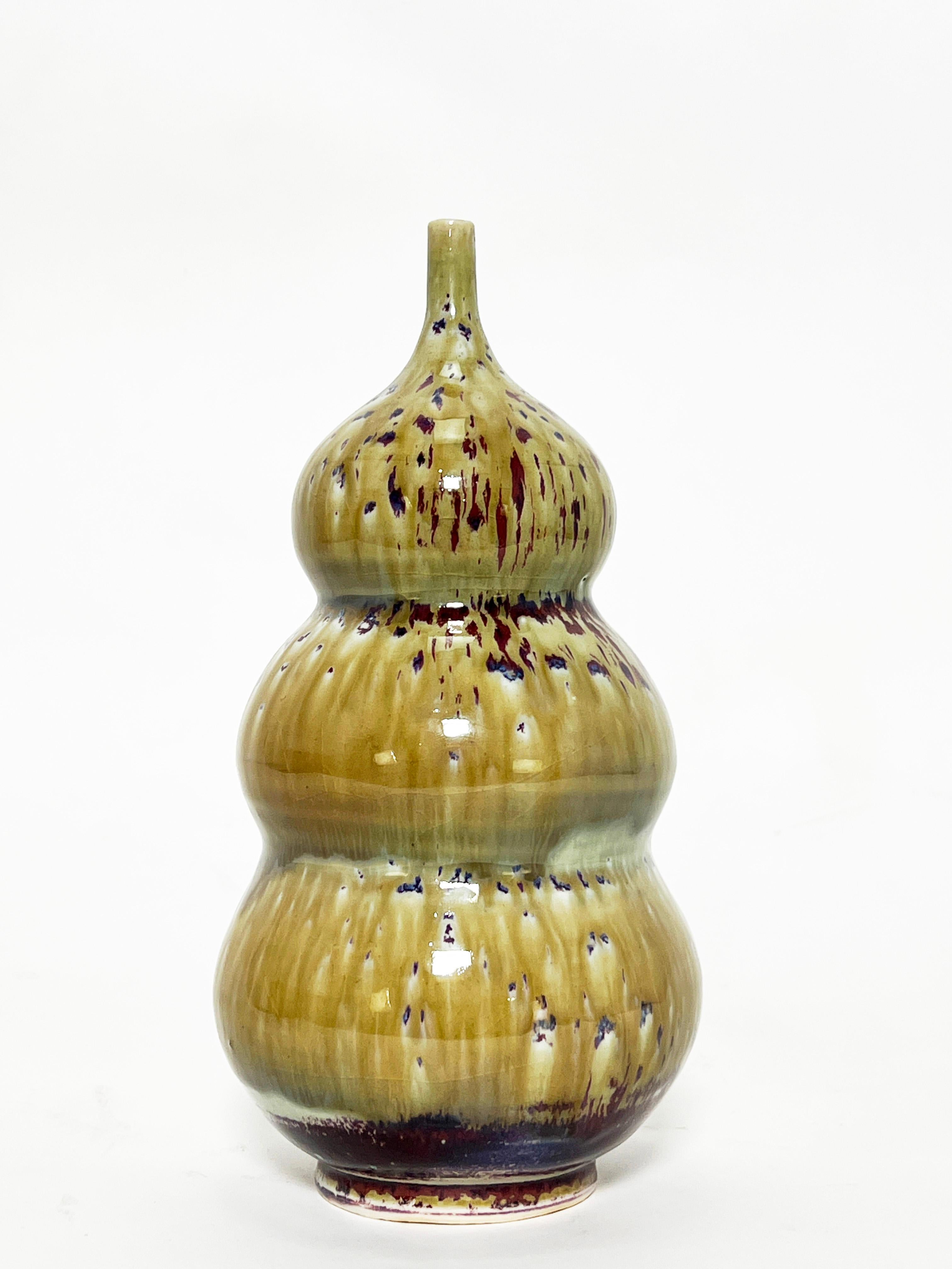 Wir freuen uns, dass wir derzeit mehrere Keramikarbeiten des herausragenden jungen zeitgenössischen Künstlers Jay James FORSYTH von Oxbrook Pottery in unserem Geschäft haben. Als Absolvent des Fachbereichs Bildhauerei der Rhode Island School of