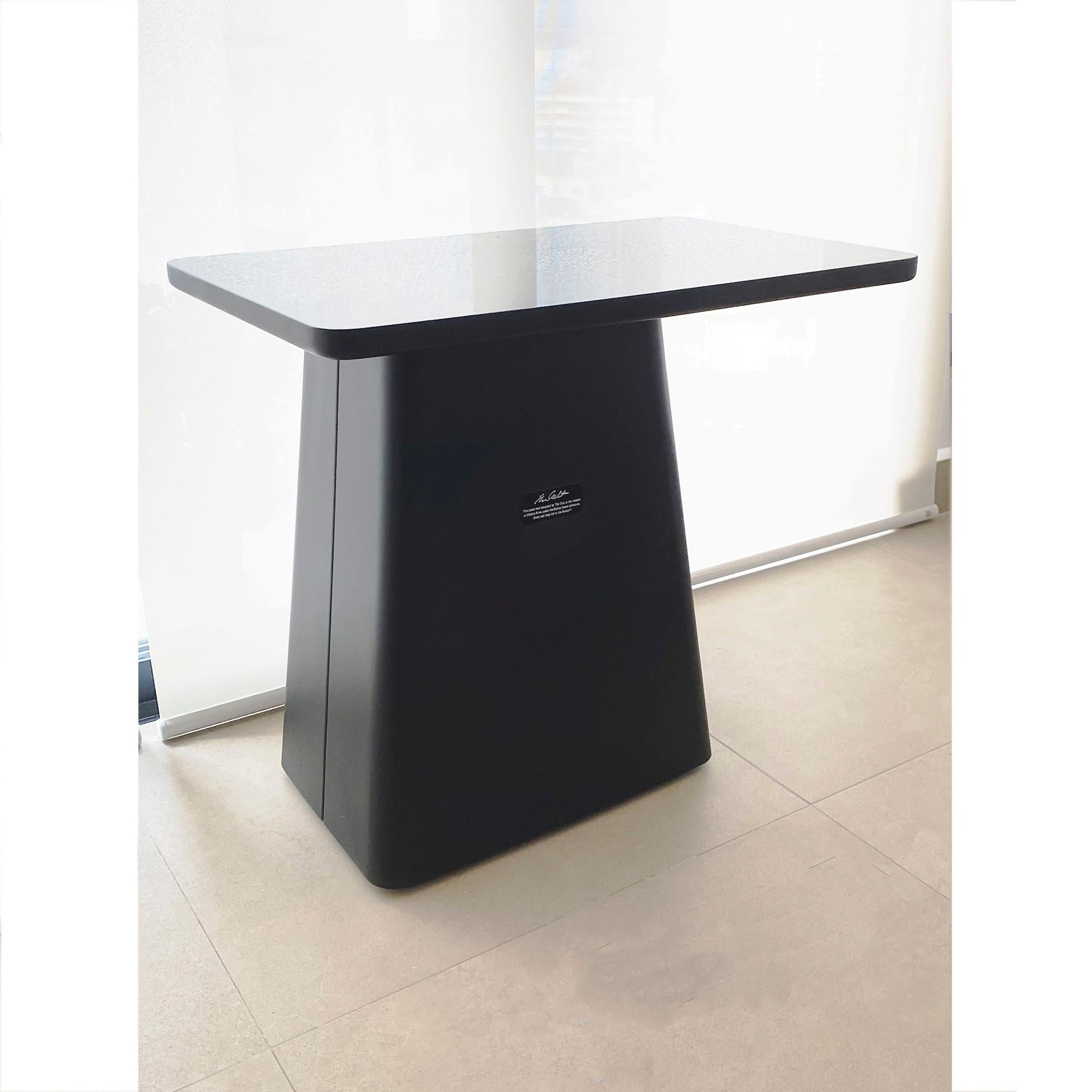 Table Bulbul C/ métal et bois poli/ 2021.
La table bulbul était l'une de nos créations préférées et nous l'avons réinventée pour un projet spécial.