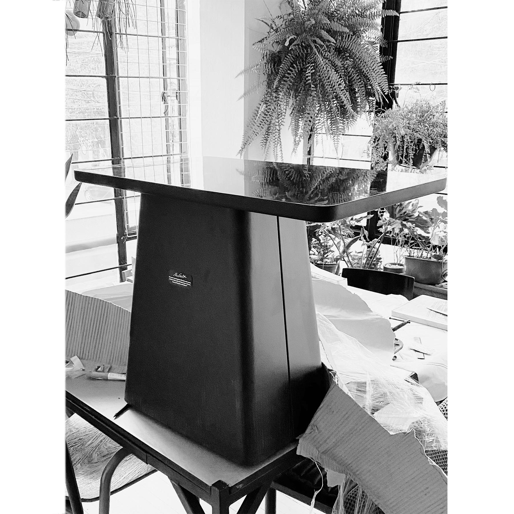 Minimaliste Table Bulbul en vente