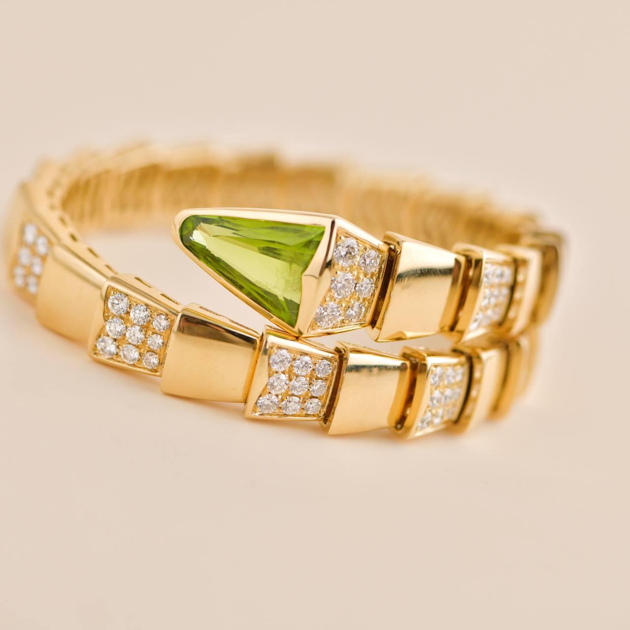 Bulgarisch Serpenti Pave Diamant Peridot 18k Gelbgold Armband Größe M (Carréeschliff) im Angebot
