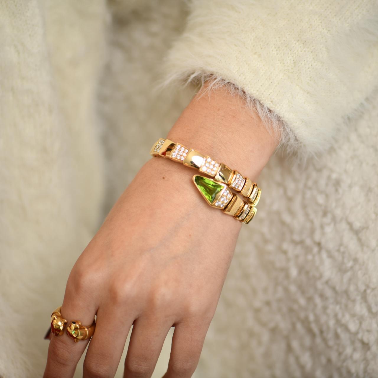 Taille carrée Bracelet Serpenti Bulgarie en or jaune 18 carats avec diamants pavés et péridots, taille M en vente