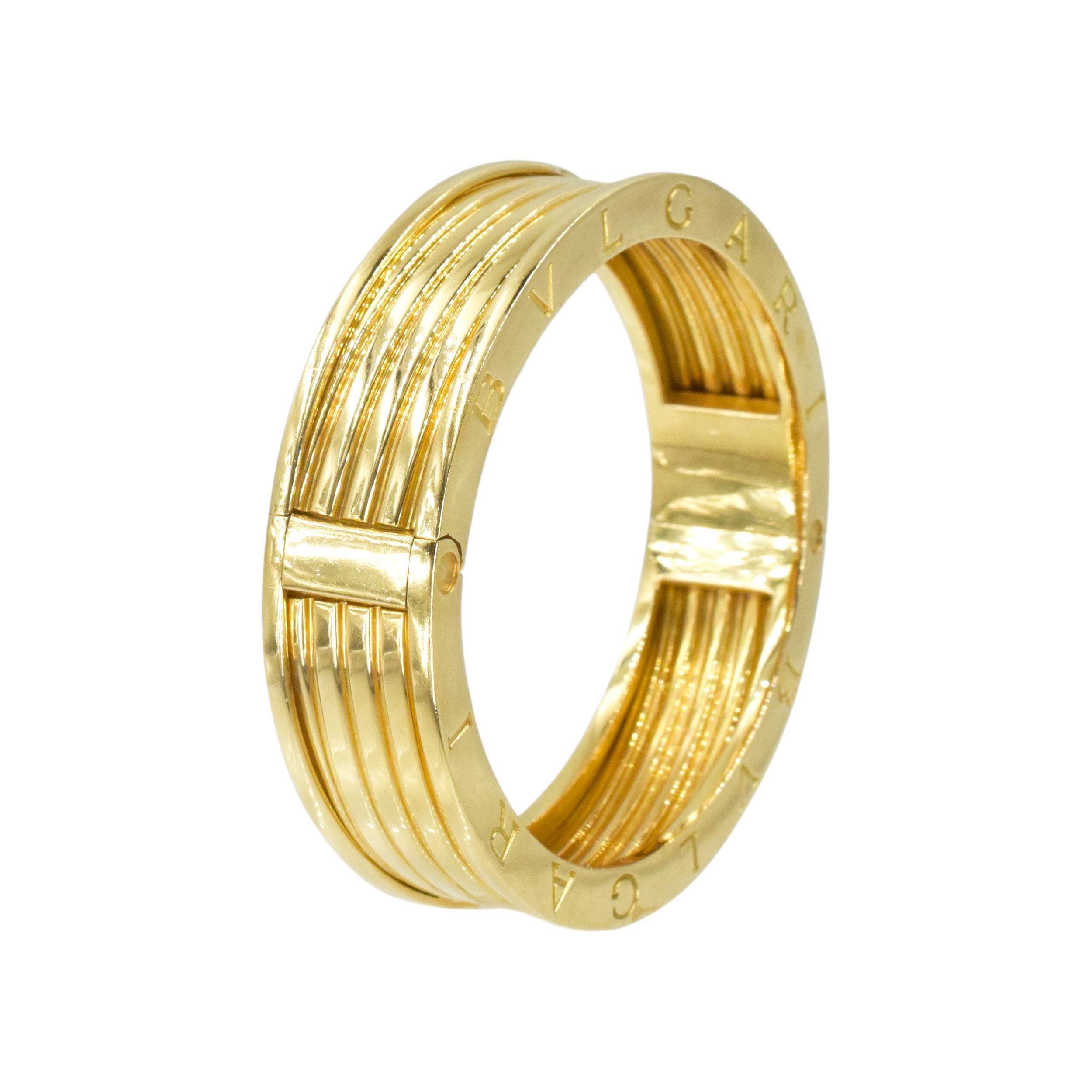 One of the most popular collections of the house of Bvlgari is the B.zero, Inspired in the Coliseum
Bvlgari B Zero1 Bangle bracelet in 18k yellow gold. The bracelet features the signature design with BVLGARI
etched on the edges. Crafted in 18k
